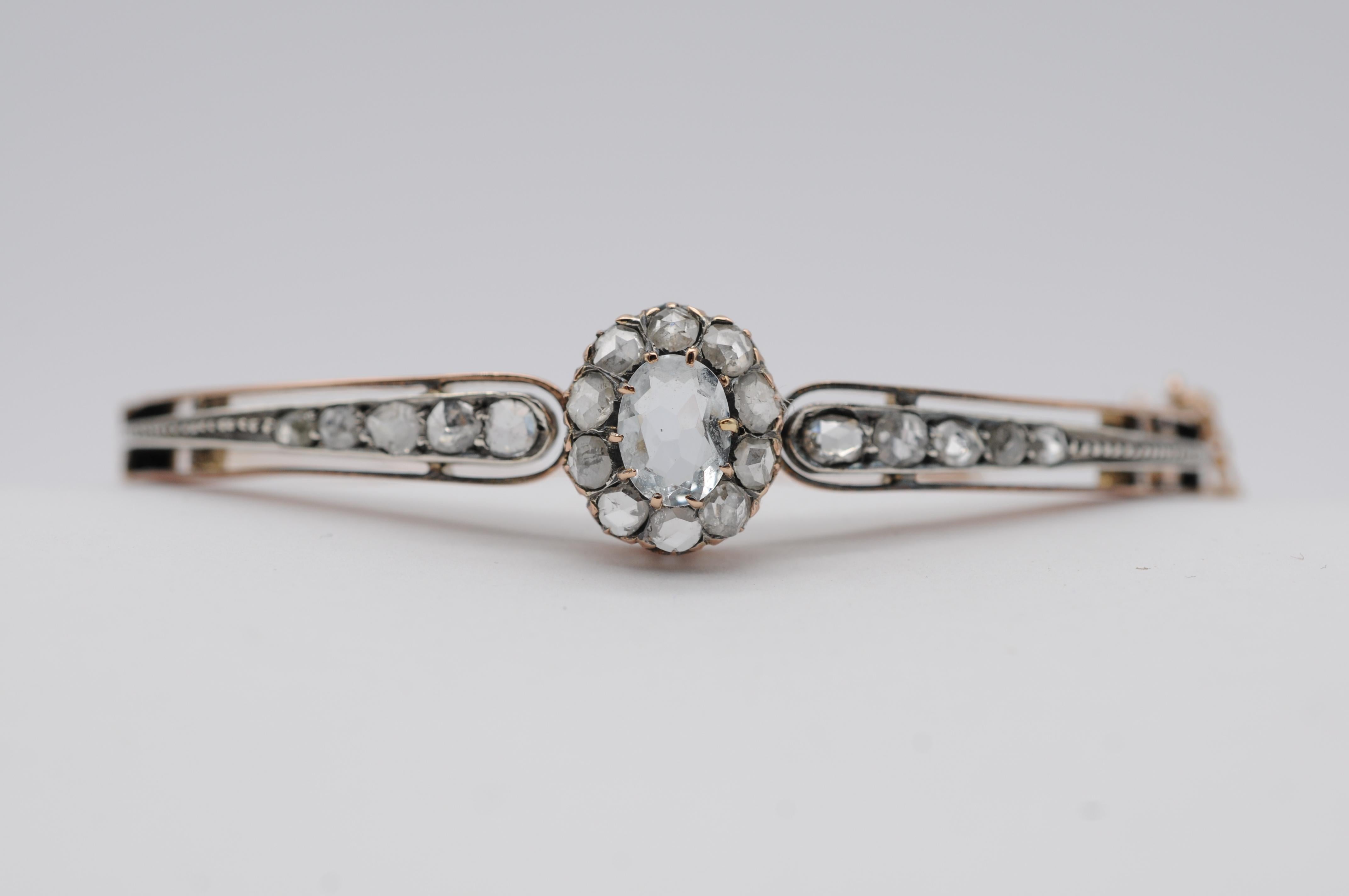 Bracelet ancien en or rose 18 carats, orné d'une aigue-marine de taille ancienne et de diamants de taille ancienne. Cette pièce exquise rayonne d'un charme intemporel et d'authenticité, mettant en valeur la beauté de l'artisanat vintage. Bien que