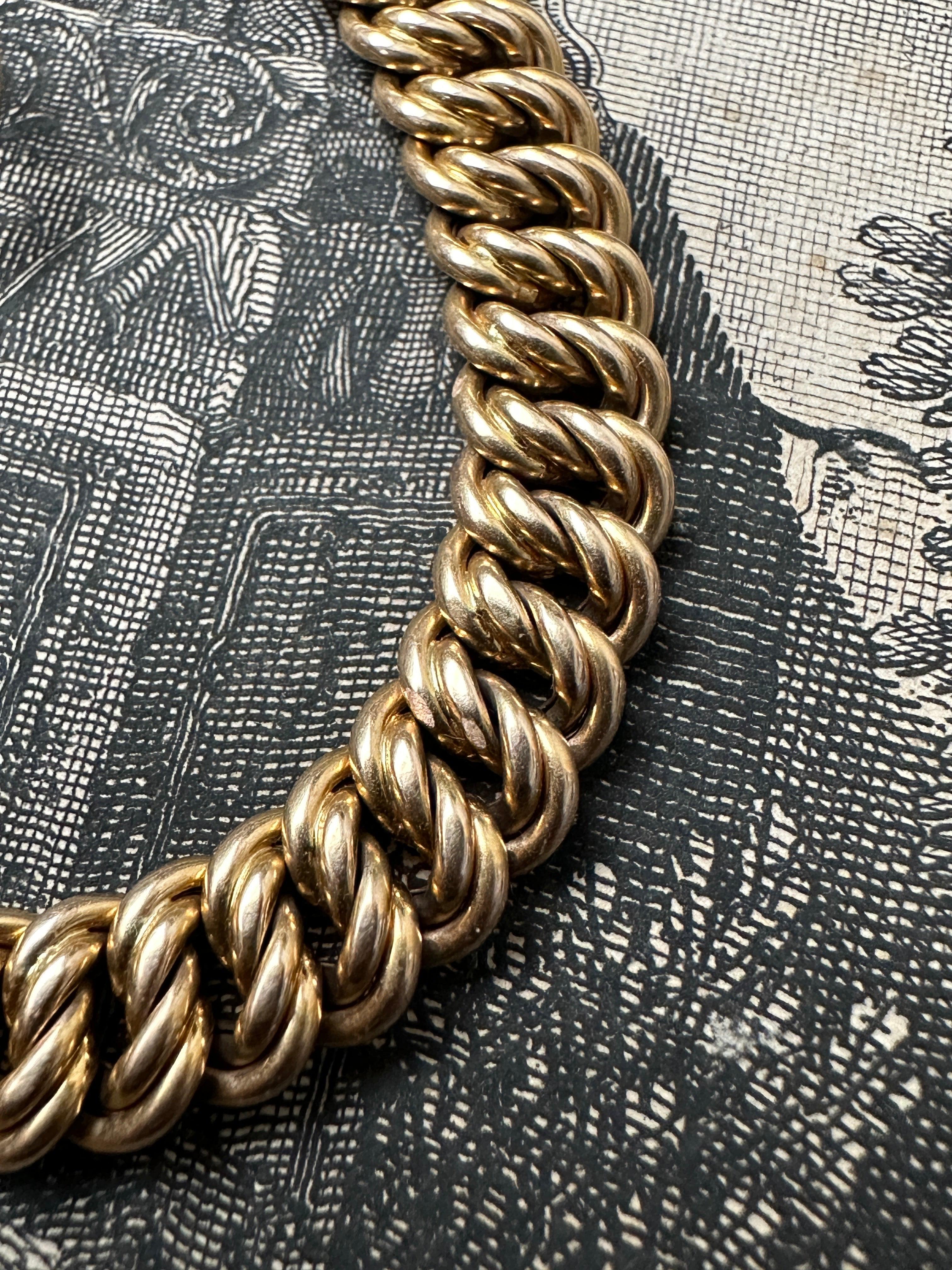 Diese Uhrenkette aus dem viktorianischen Zeitalter ist aus glänzendem 18-karätigem Roségold gefertigt und besticht durch ihr doppeltes Kordelglied-Design. Diese Kette verfügt über einen großen Federring, an dem Sie Ihre Lieblings-Charms oder einen