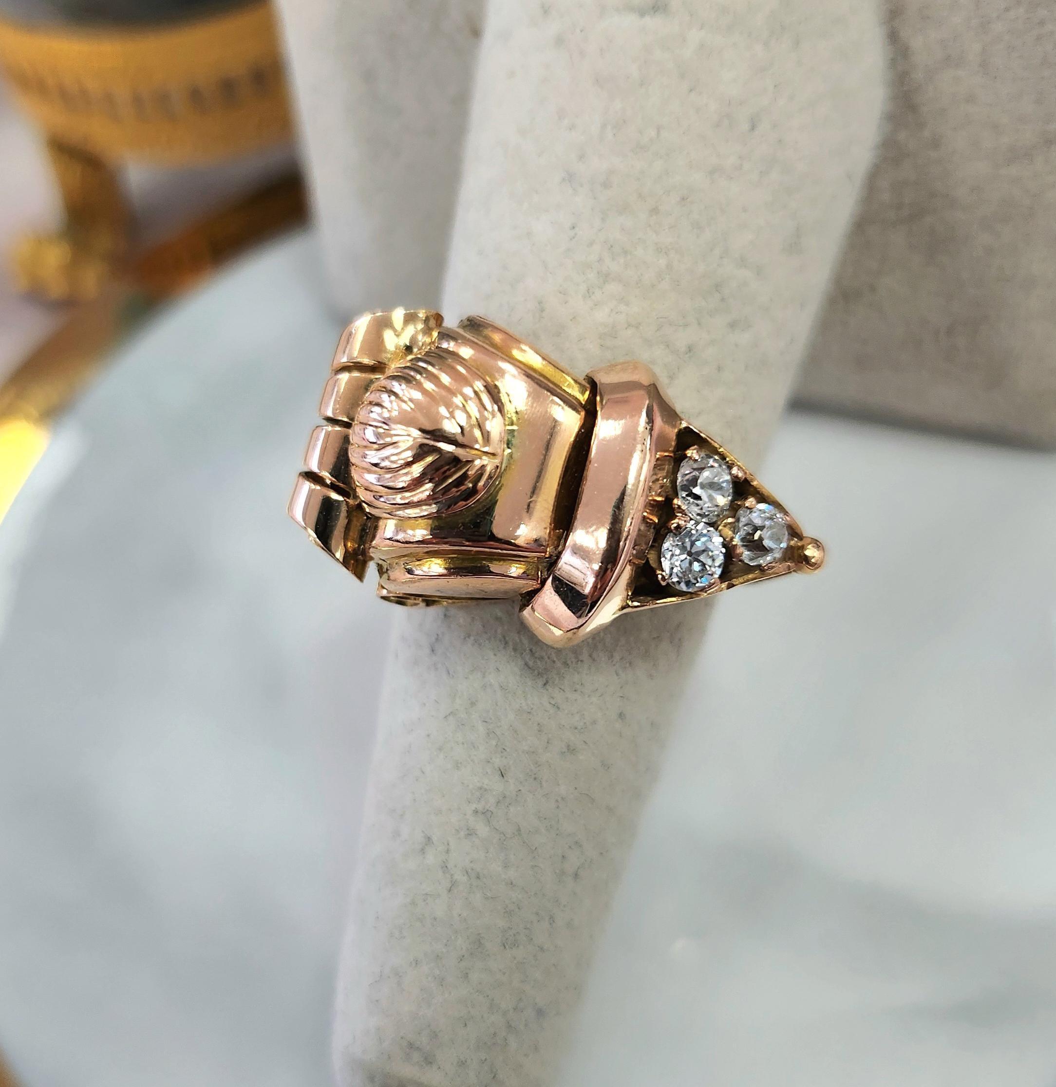 Dieser exquisite Retro-Ring aus 18 Karat Roségold ist ein wahres Fest der Vintage-Kunst. Mit drei funkelnden Diamanten im Altminenschliff mit einem Gesamtgewicht von ca. 0,36 Karat präsentiert dieser Ring ein atemberaubendes, filigranes