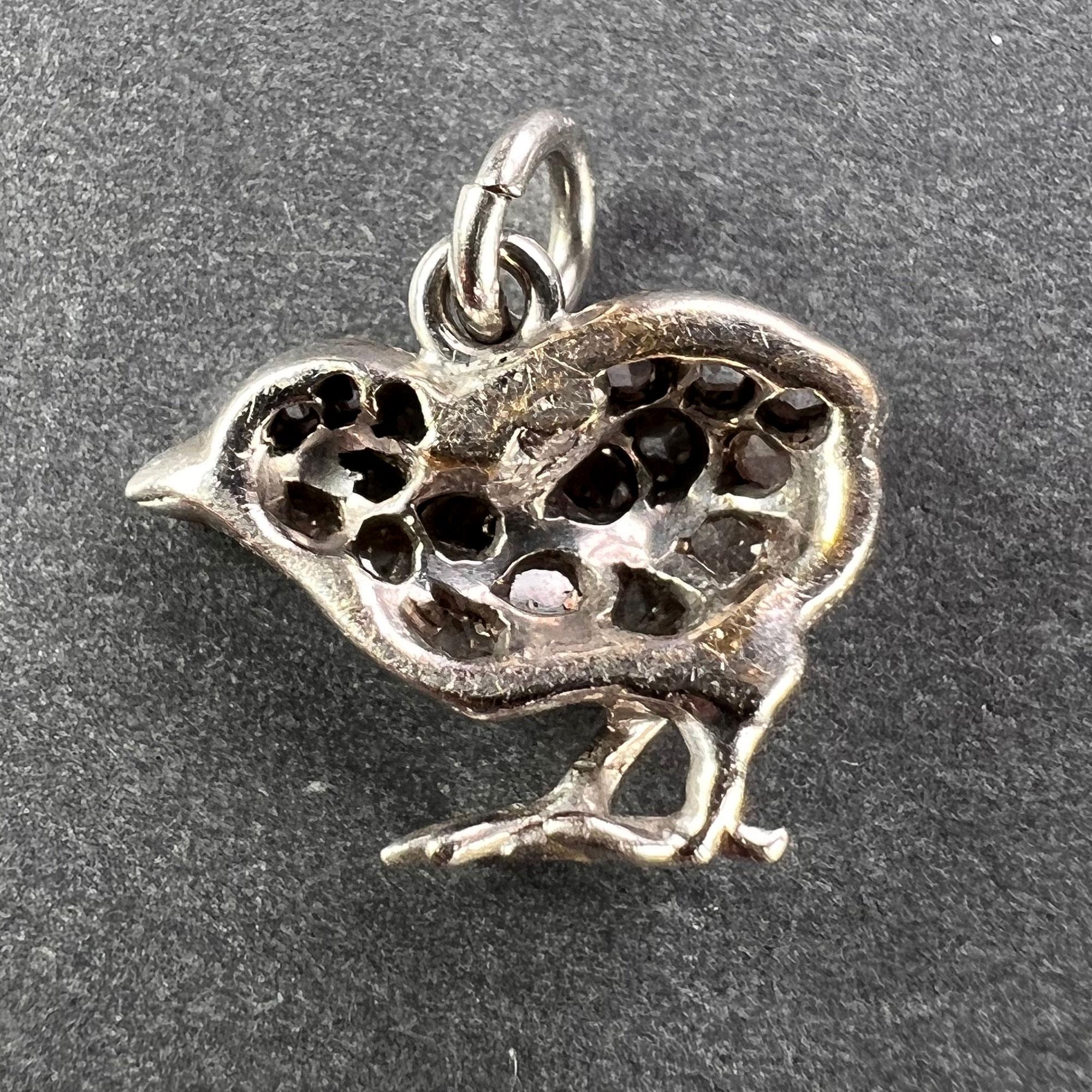 Taglio a rosa Ciondolo antico in oro rosa 18 carati, argento, rubino, diamante e pulcino in vendita