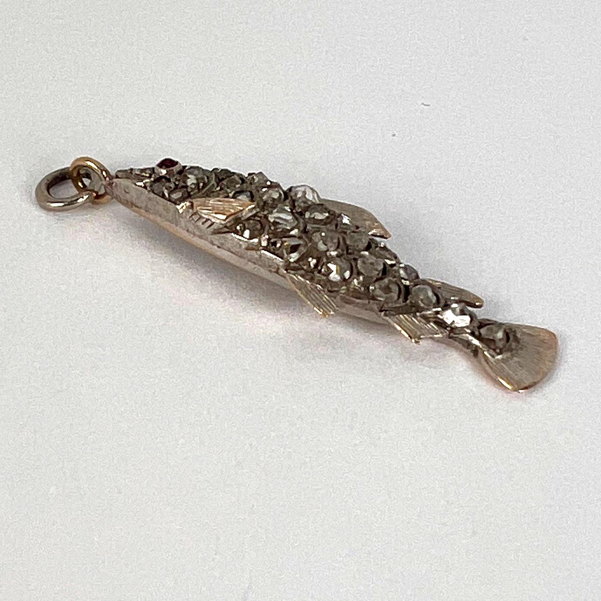 Pendentif ancien poisson en or rose 18 carats, argent, rubis et diamant en vente 7