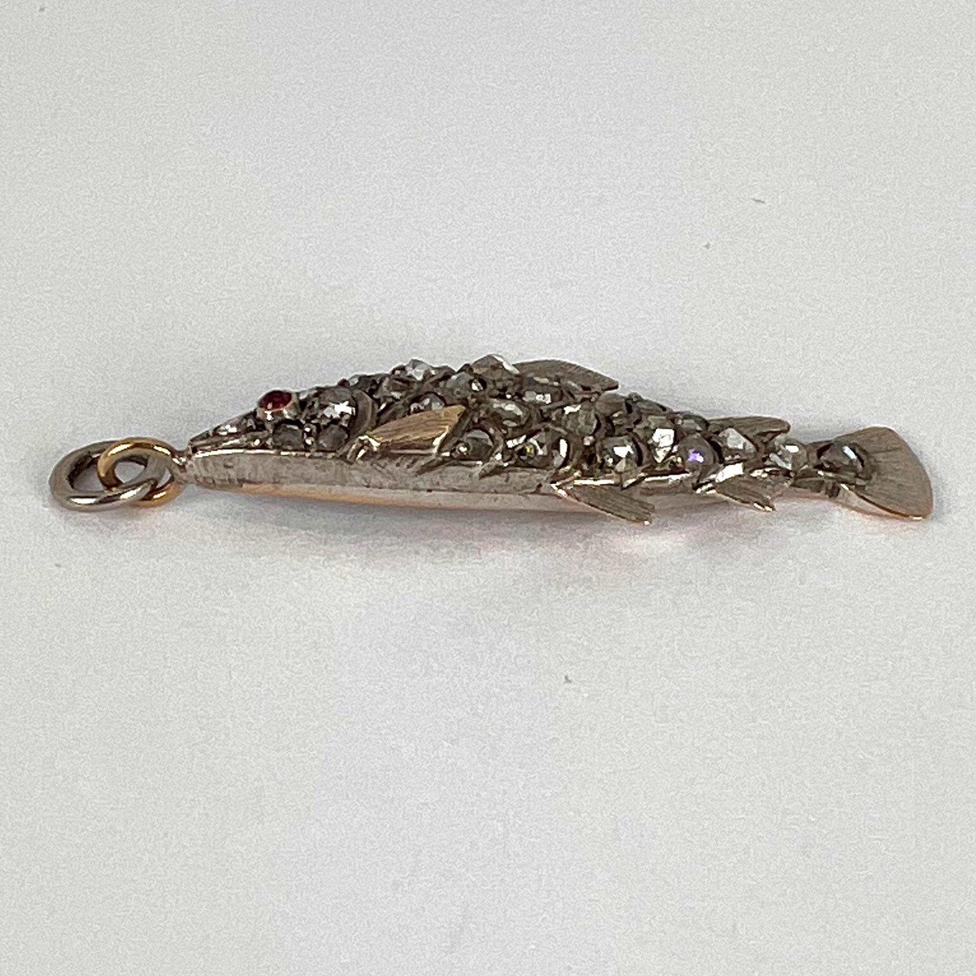 Pendentif ancien poisson en or rose 18 carats, argent, rubis et diamant en vente 8