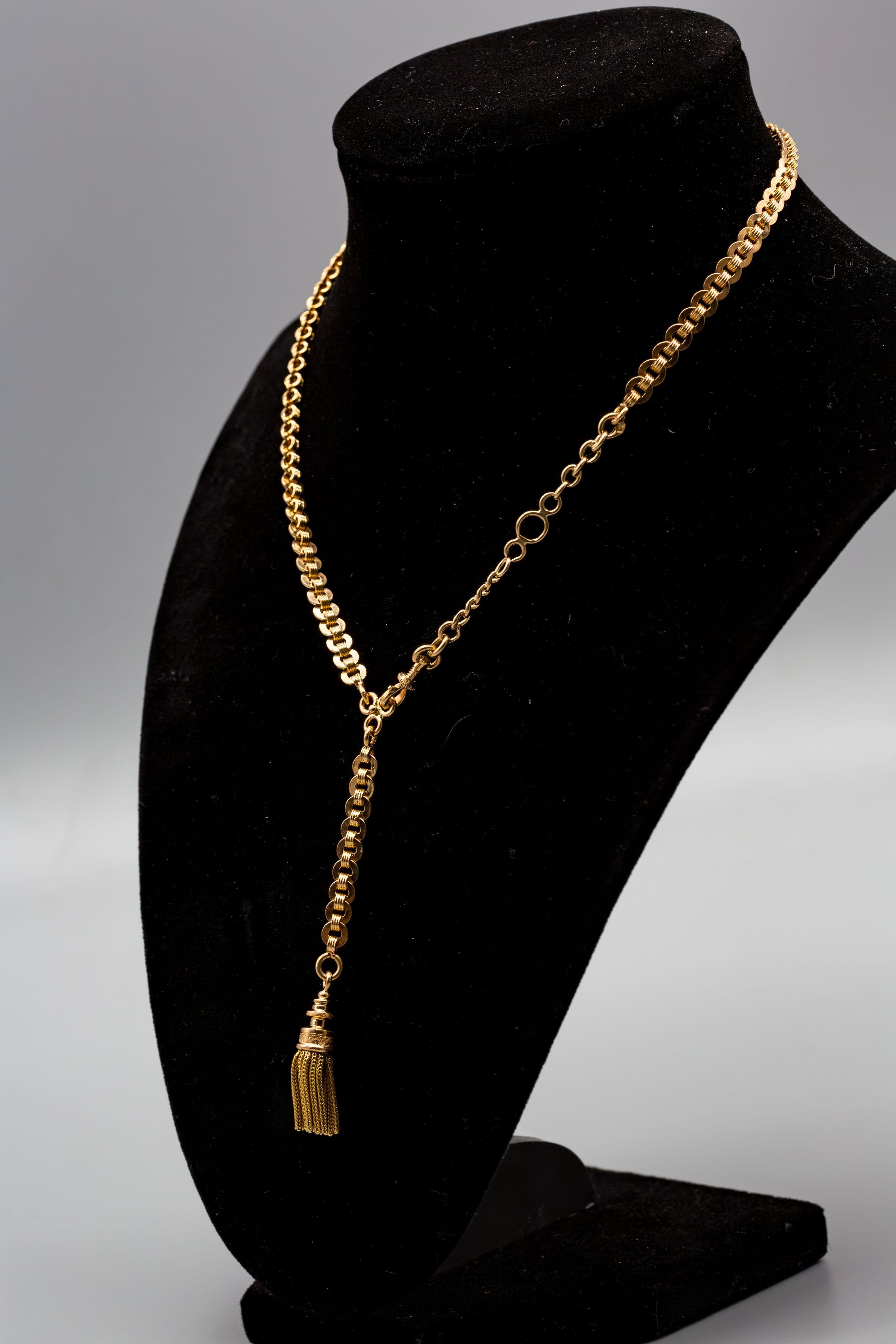 MATERIAL: 18k Rose Gold
Gewicht: 14,5 Gramm
Länge: 14,75 cm Kettenlänge an der ersten Schlaufe; 16,5 cm Kettenlänge an der zweiten Schlaufe
Abmessungen: Gliederbreite 4,8 mm; Quastenlänge 29,7 mm; Quastenbreite 7,1 mm, Schließe 15,4 mm

Anfang des