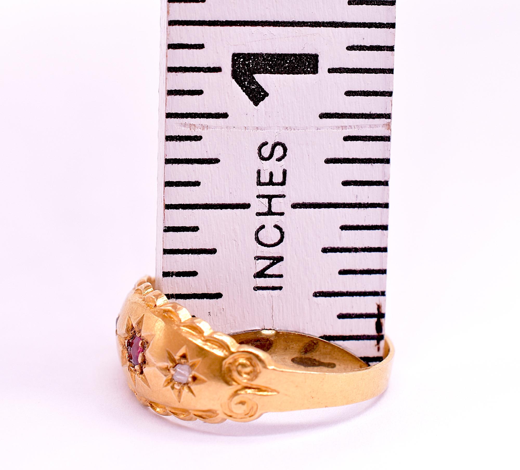 18K Star Ruby and Diamond Flush Mount Ring with Scalloped Gold Band, HM 1913 In Good Condition For Sale In Baltimore, MD