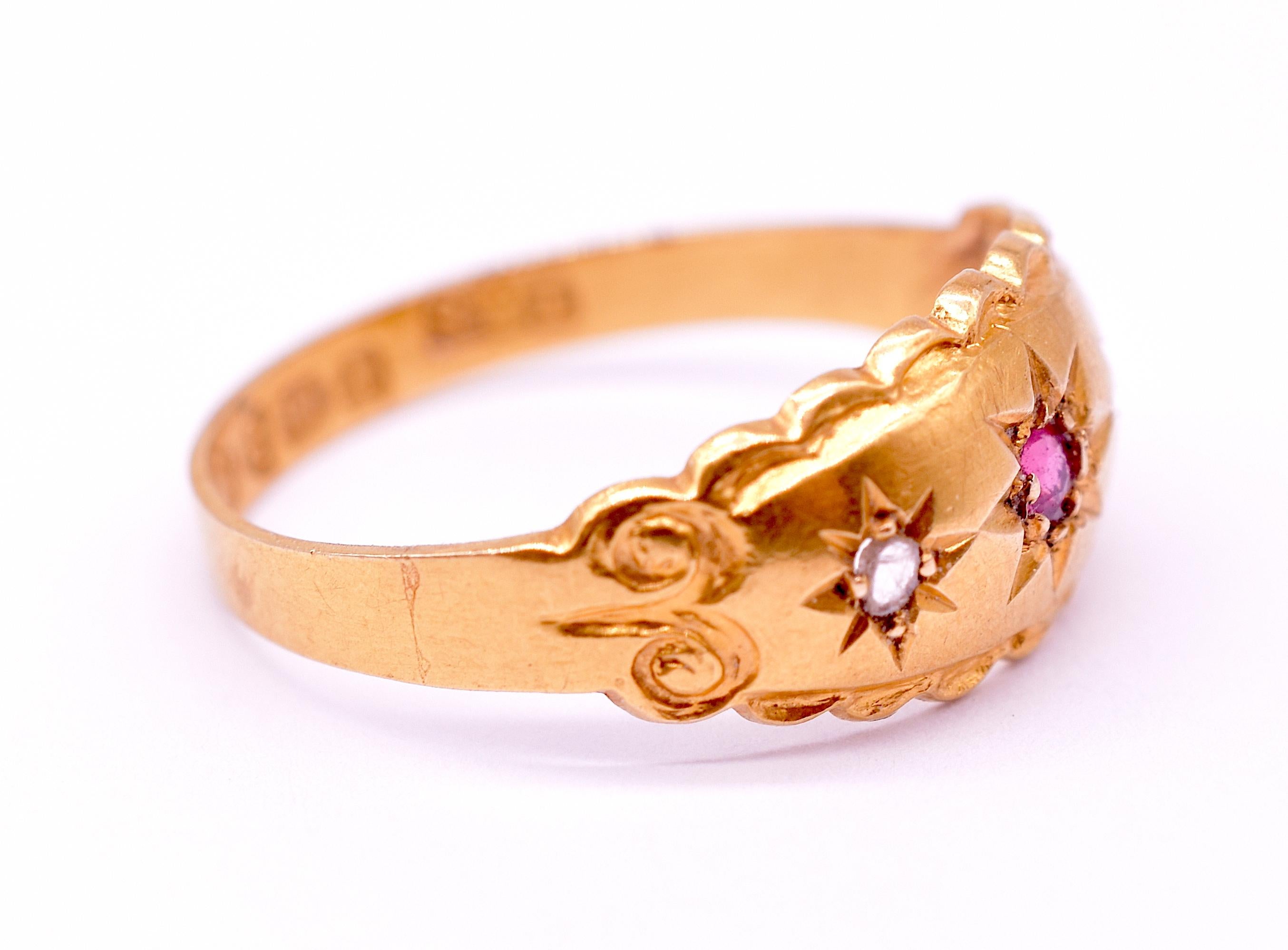 Women's 18K Star Ruby and Diamond Flush Mount Ring with Scalloped Gold Band, HM 1913 For Sale