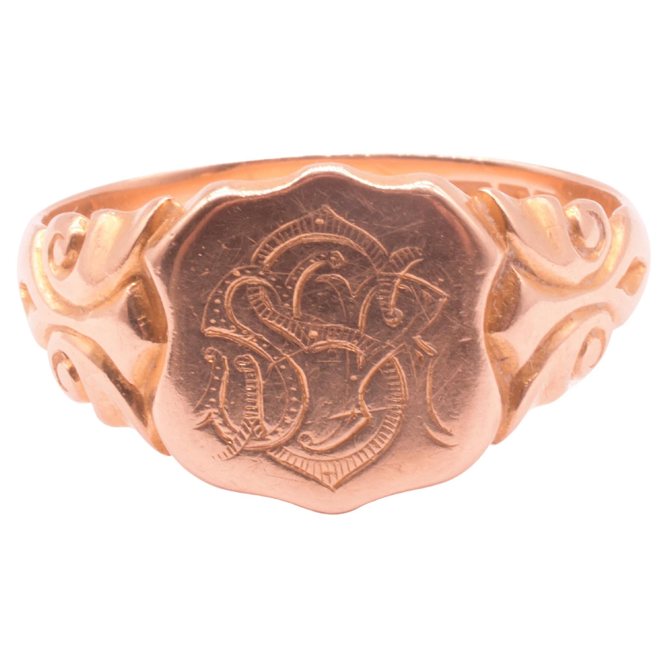 Anello con sigillo tardo-vittoriano, con marchio in oro a 18 carati per l'anno 1909 e per la Guild di Birmingham, Monogram con le iniziali SSR in caratteri antichi e lucidato liscio con spalle a volute. 

Nota che in un monogramma tradizionale a tre
