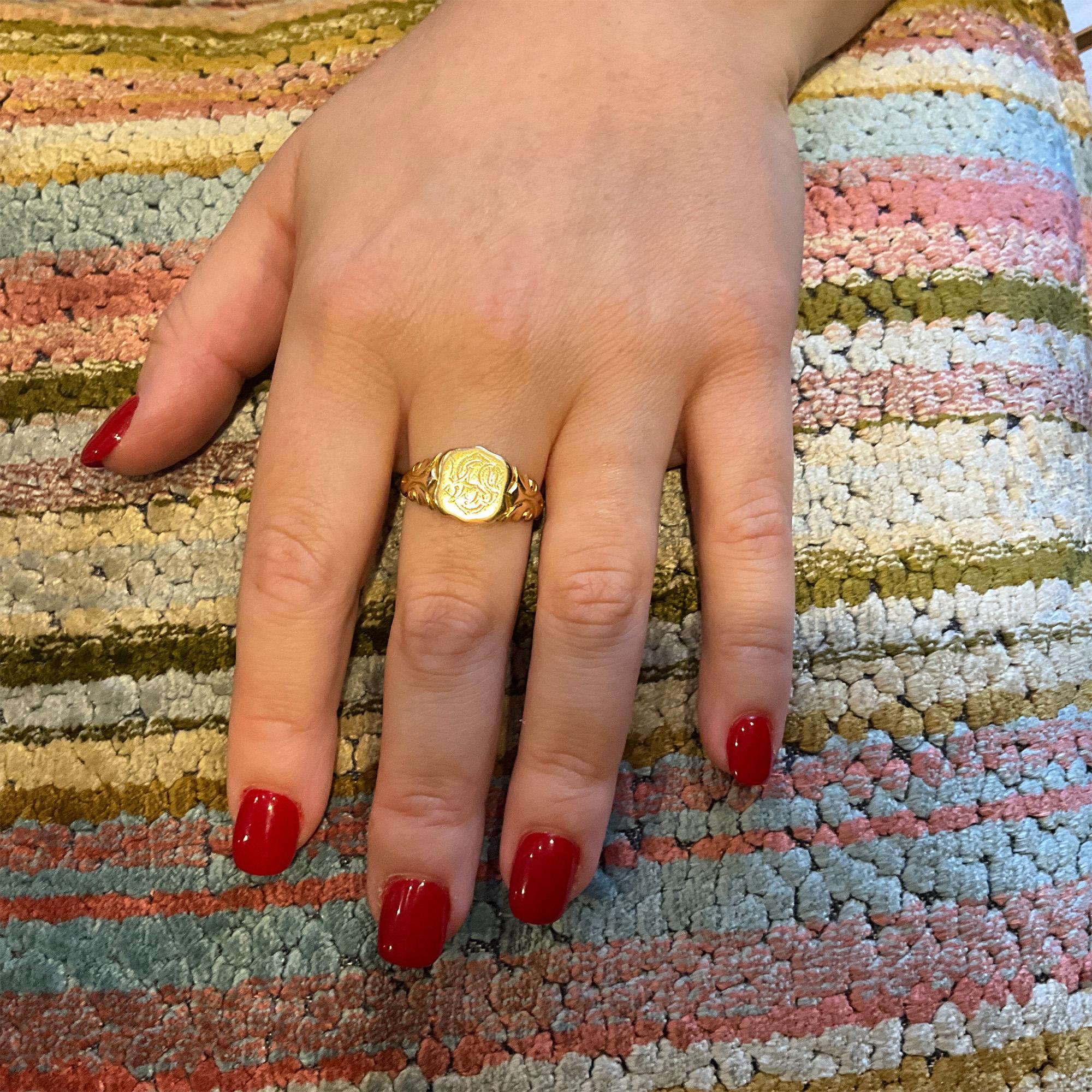 Antico anello con sigillo in 18 carati con iniziali monogrammi SSR e marchio di garanzia 1909 in vendita 4