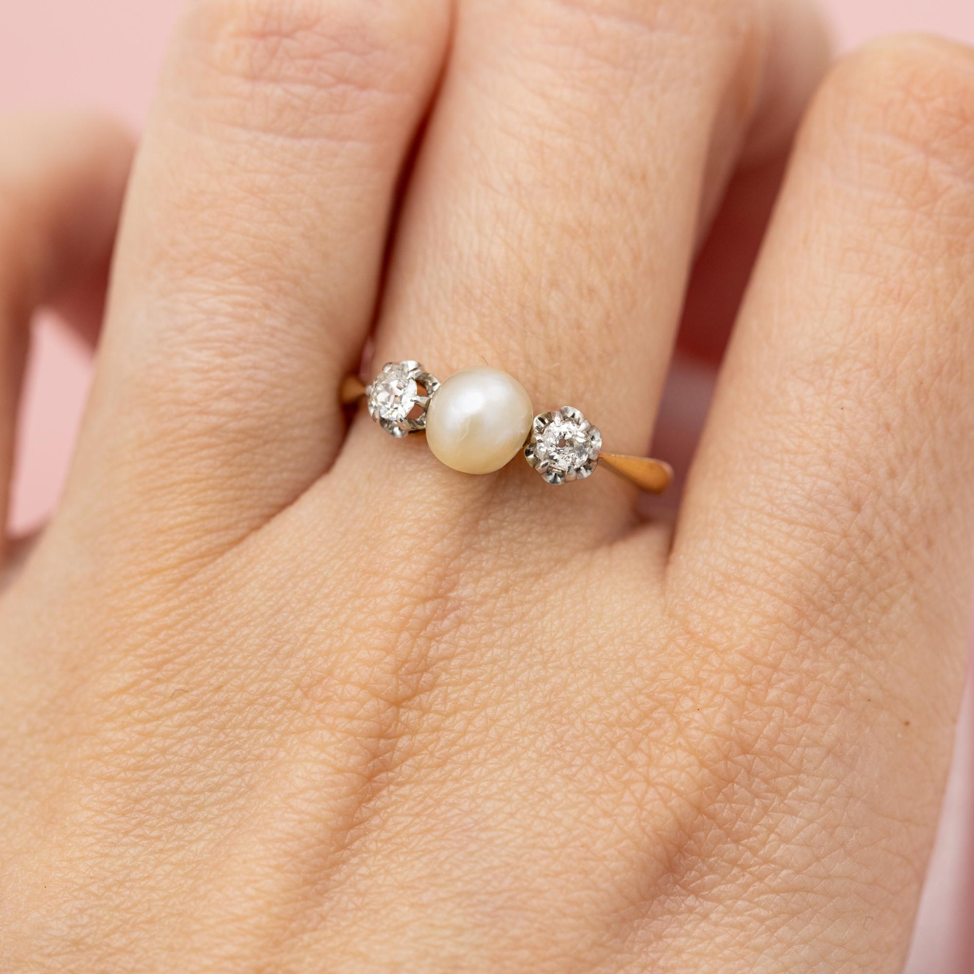 Antique 18K three stone ring - Trilogy Ring - diamonds & pearl engagement ring In Good Condition In Antwerp, BE