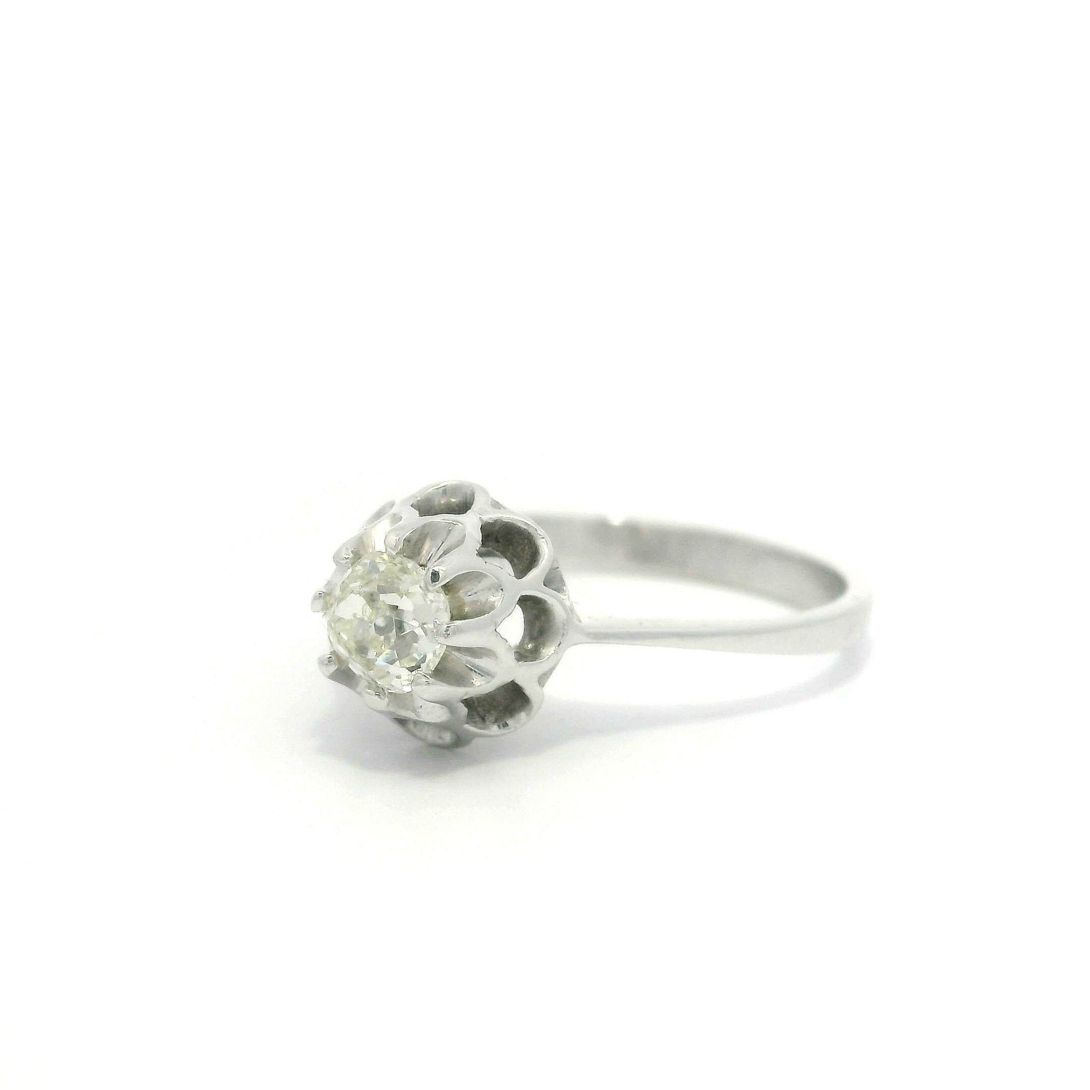 Bague solitaire Buttercup en or blanc 18k antique avec diamant taille mine ancienne de 0,37ctw en vente 5