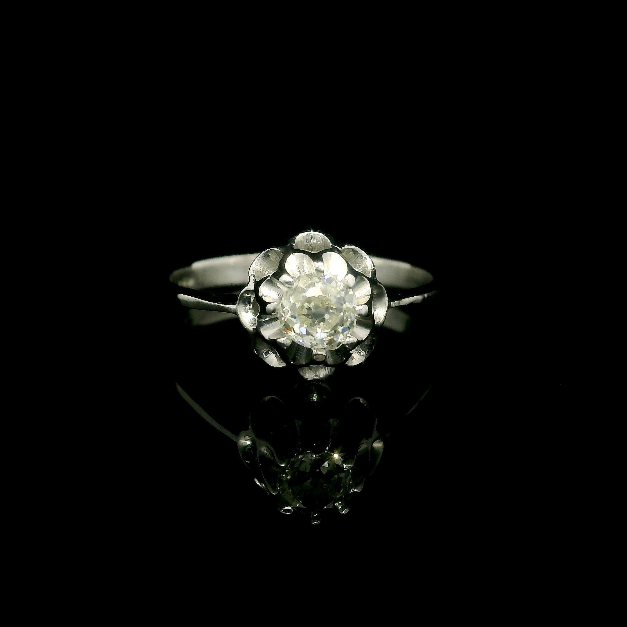 -Pierre(s):-
(1) Diamant véritable naturel - taille ancienne - bouton d'or en serti clos - couleur jaune pâle - pureté VS2 - 0,37ctw (exact )

MATERIAL : Or blanc massif 18k
Poids : 2.65 grammes
Taille de la bague : 6.5 (ajustée sur un doigt,