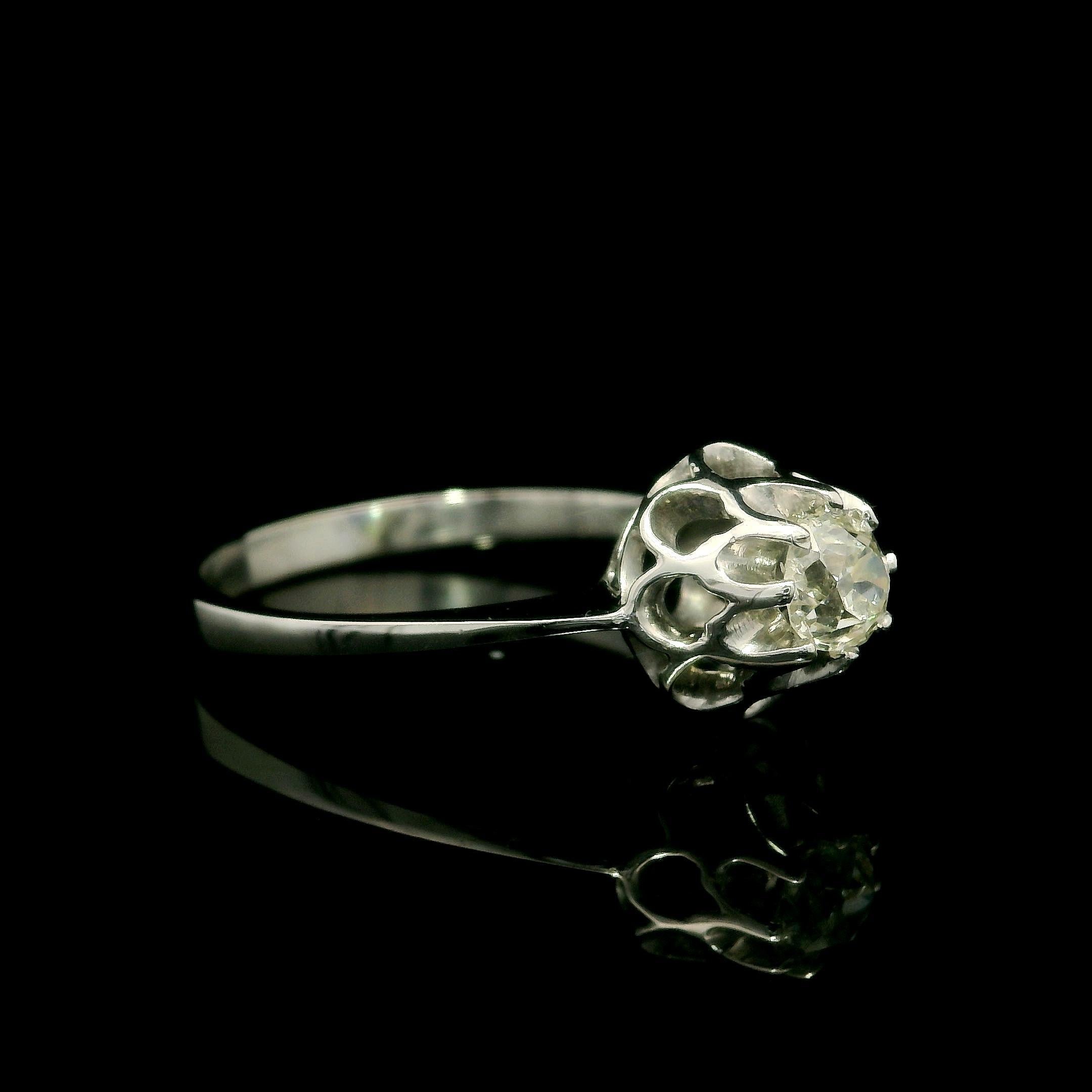 Taille vieille mine Bague solitaire Buttercup en or blanc 18k antique avec diamant taille mine ancienne de 0,37ctw en vente