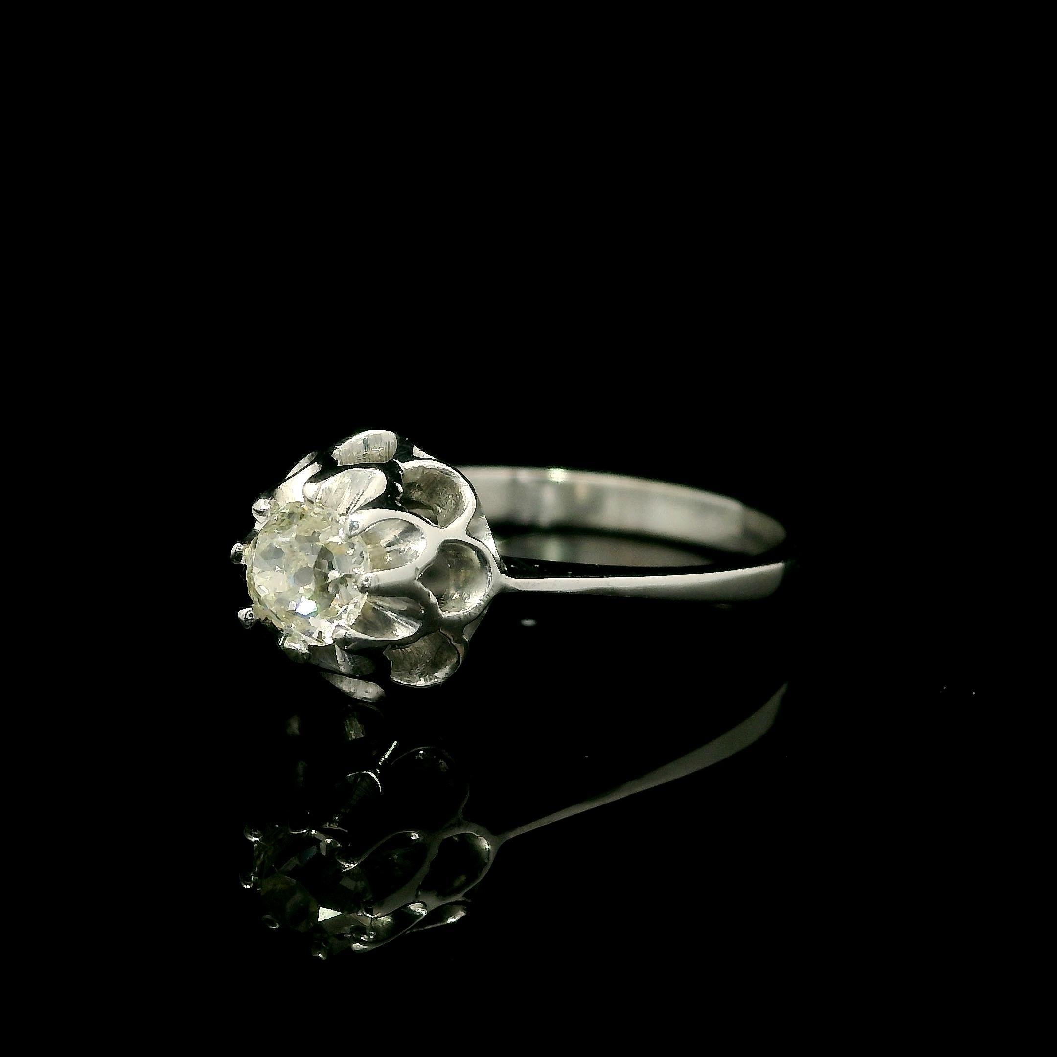 Bague solitaire Buttercup en or blanc 18k antique avec diamant taille mine ancienne de 0,37ctw Excellent état - En vente à Montclair, NJ