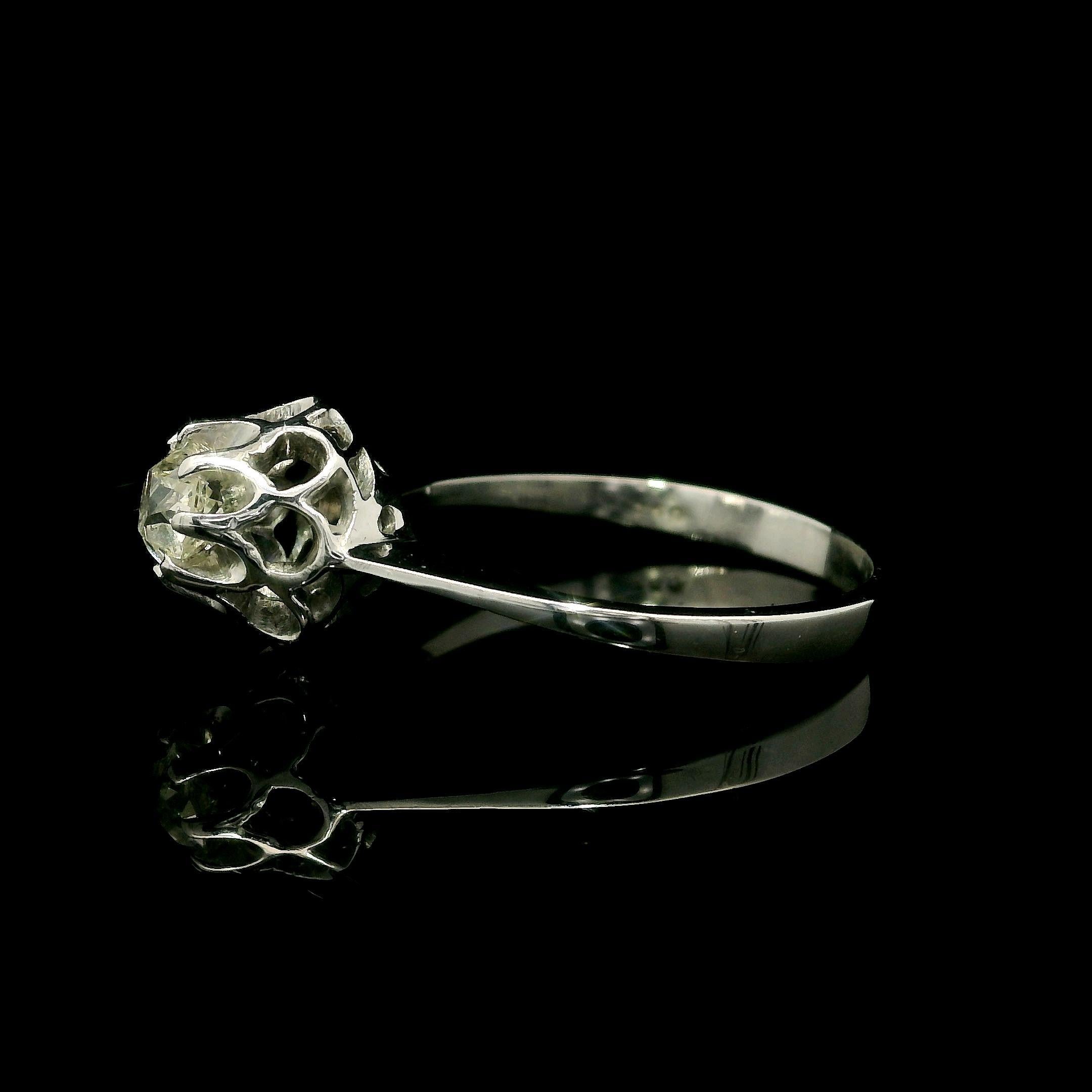 Bague solitaire Buttercup en or blanc 18k antique avec diamant taille mine ancienne de 0,37ctw Pour femmes en vente