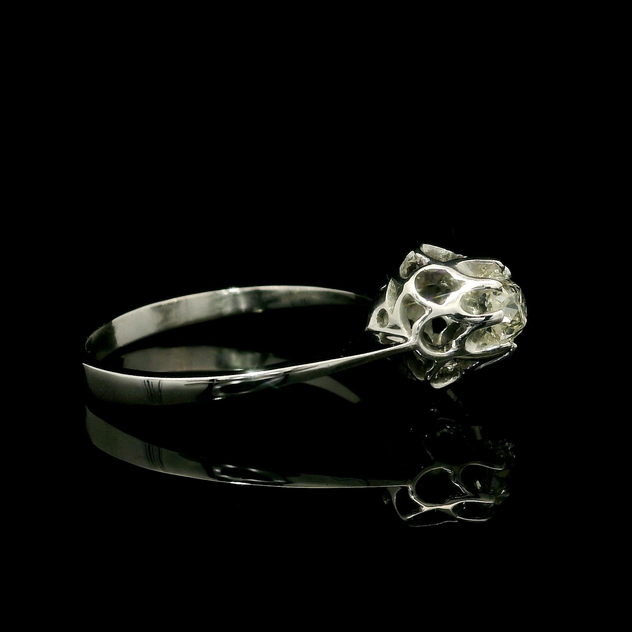 Bague solitaire Buttercup en or blanc 18k antique avec diamant taille mine ancienne de 0,37ctw en vente 1