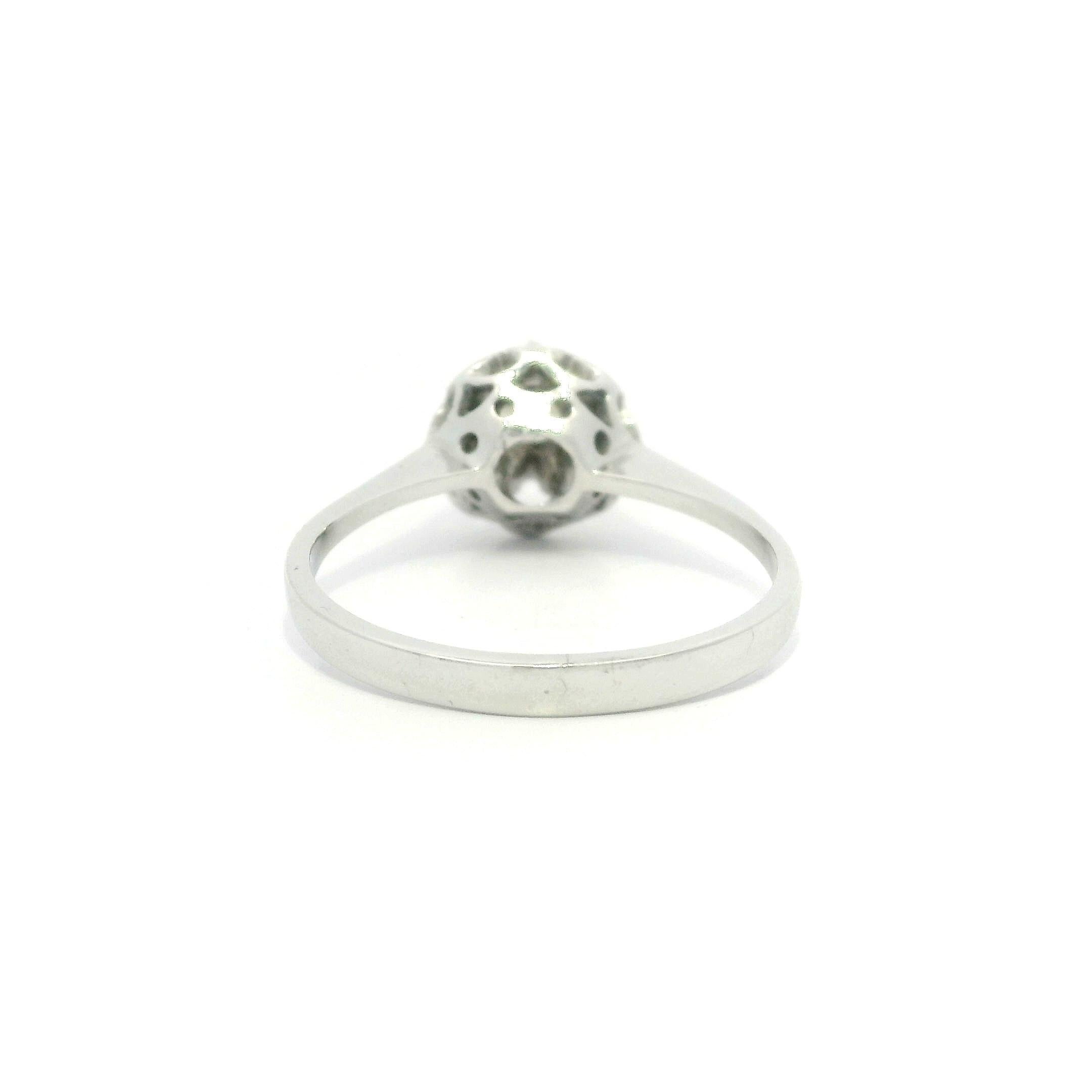 Bague solitaire Buttercup en or blanc 18k antique avec diamant taille mine ancienne de 0,37ctw en vente 2