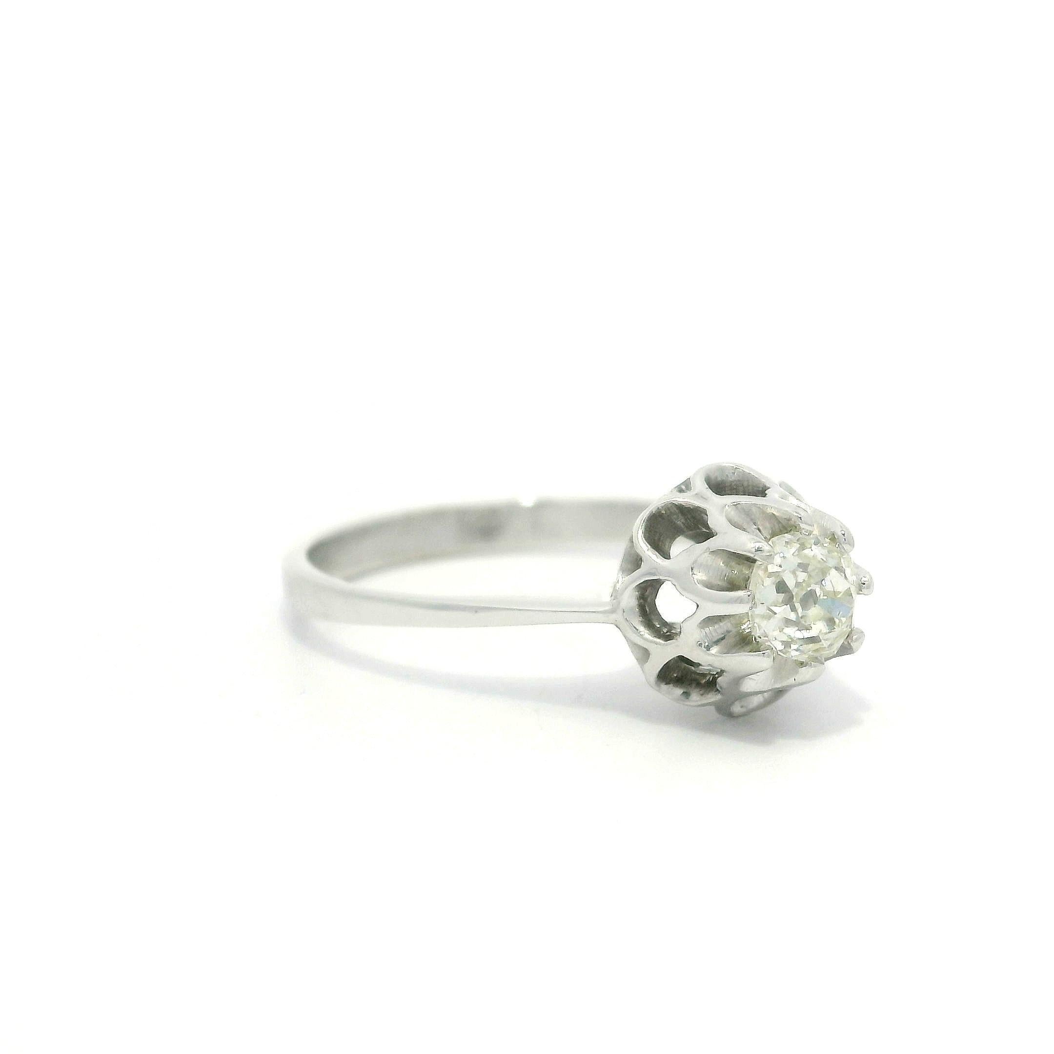 Bague solitaire Buttercup en or blanc 18k antique avec diamant taille mine ancienne de 0,37ctw en vente 4