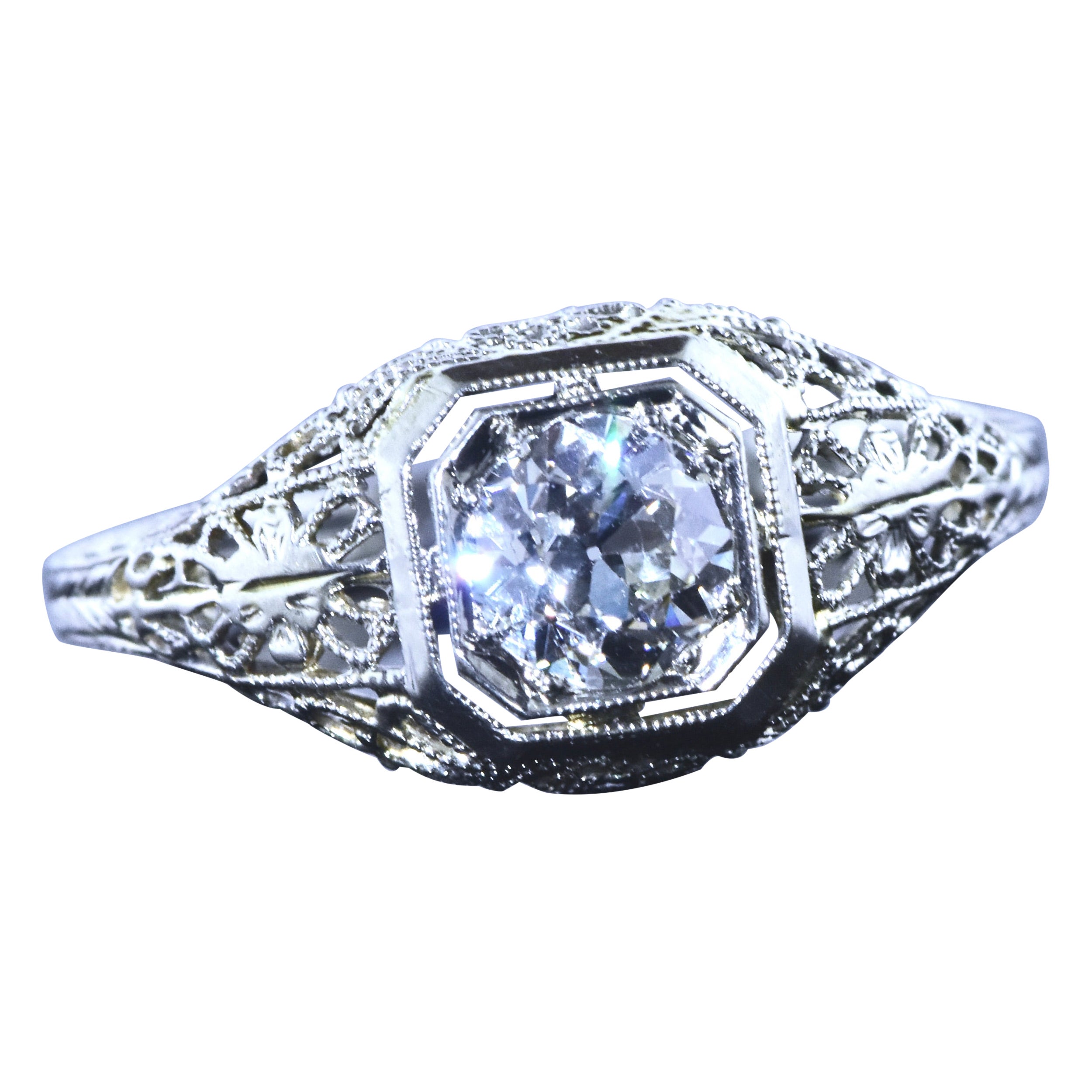 Antiker filigraner 18K Weißgoldring mit .65 Ct Diamant, CIRCA 1923