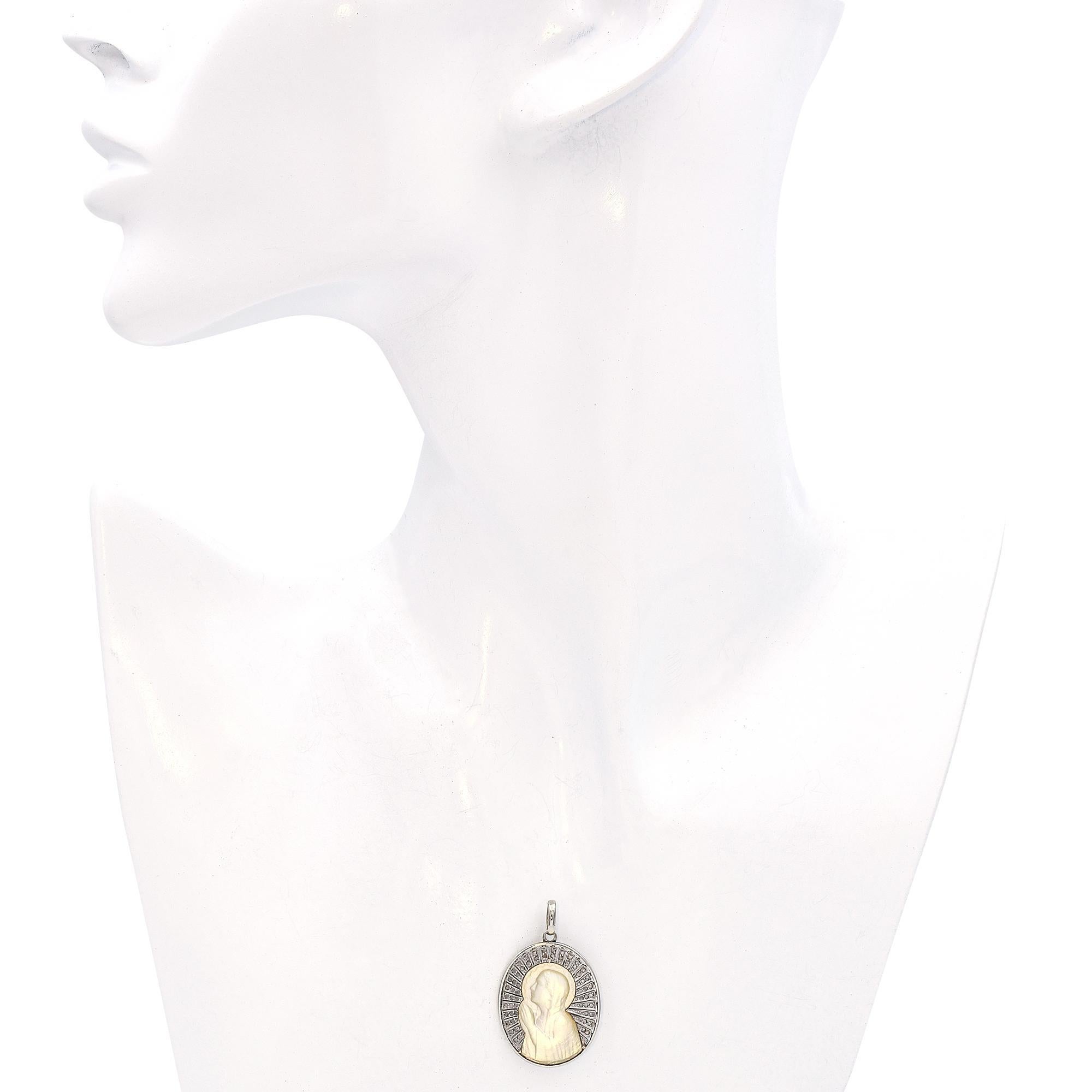 Taille mixte Pendentif ancien en or blanc 18k nacre camée diamant en vente