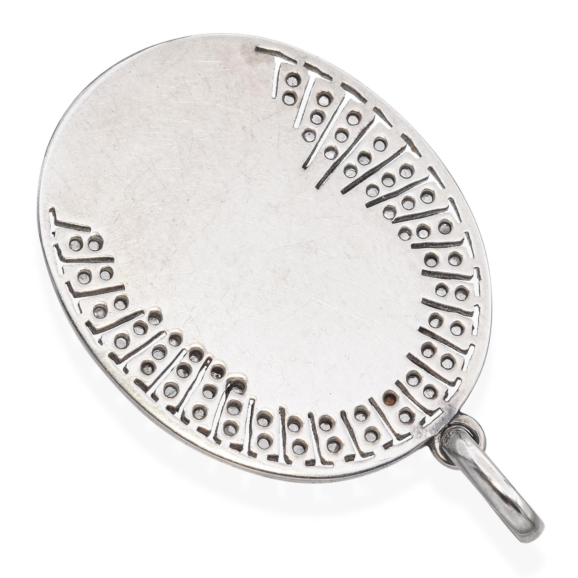 Pendentif ancien en or blanc 18k nacre camée diamant Bon état - En vente à New York, NY