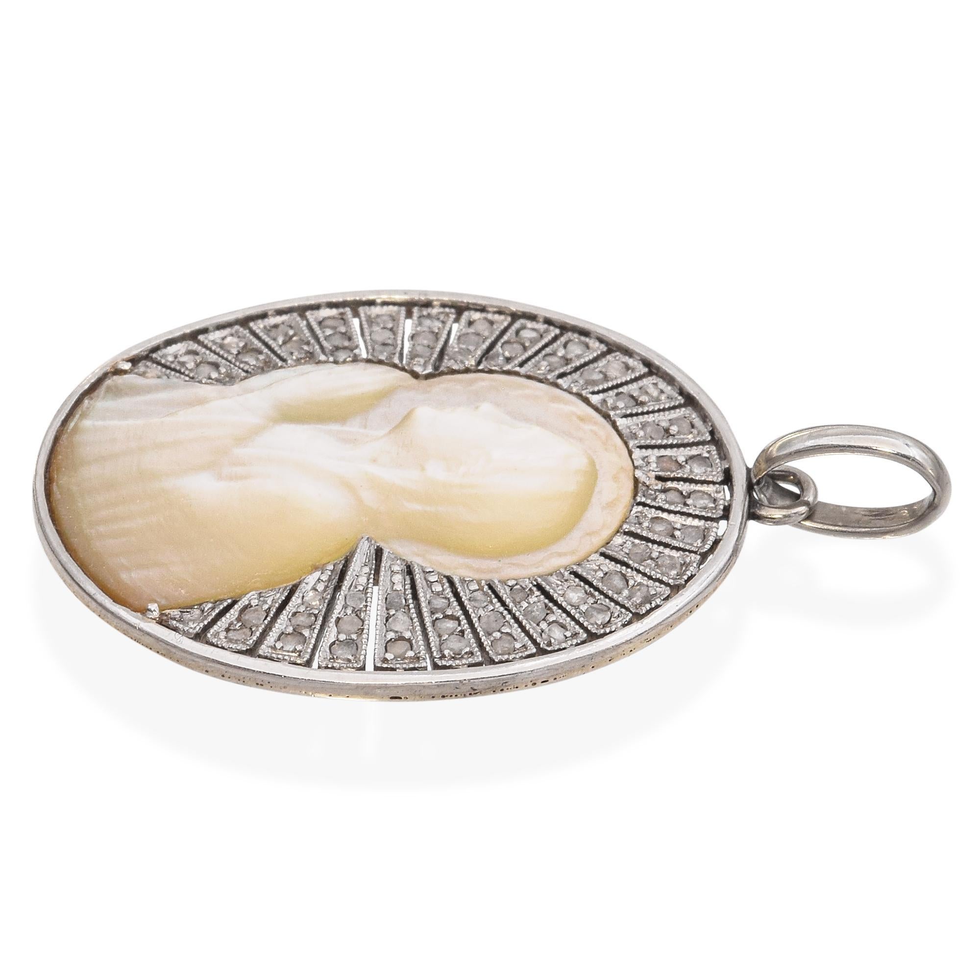 Pendentif ancien en or blanc 18k nacre camée diamant Pour femmes en vente