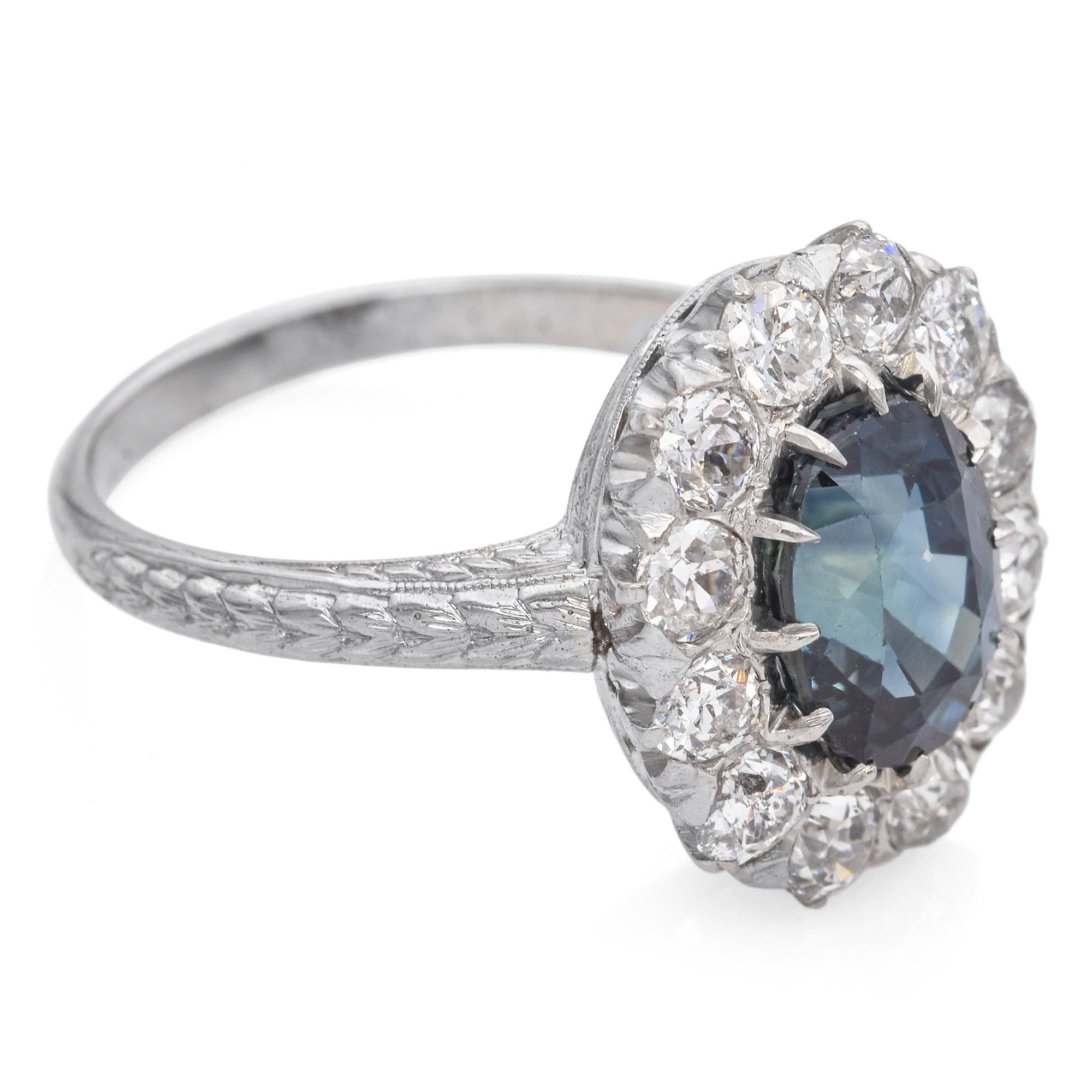 Antiker Halo-Ring, 18 Karat Weißgold, unbehandelter 2,4 Karat blauer Saphir, Diamant, GIA im Zustand „Gut“ in New York, NY