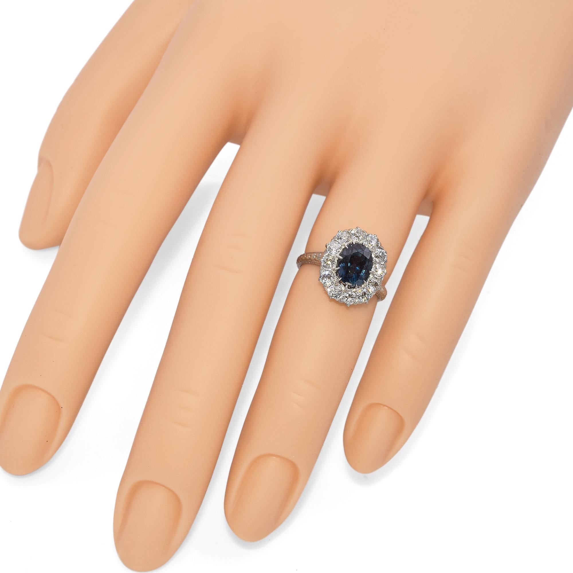 Antiker Halo-Ring, 18 Karat Weißgold, unbehandelter 2,4 Karat blauer Saphir, Diamant, GIA 1