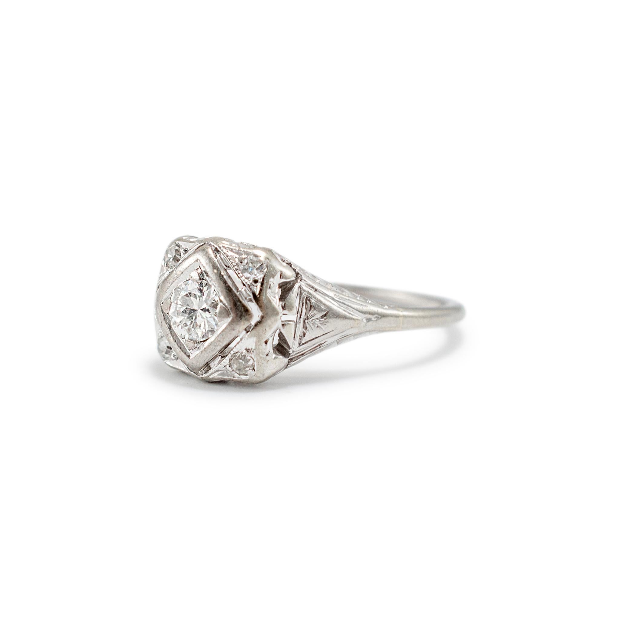 Geschlecht: Damen 

Metall Typ: 18K Weißgold

Ringgröße: 6.25

Schaftbreite: 1,45 mm

Gewicht: 2,84 Gramm

Eine Damen 18K Weißgold Diamant antiken Verlobungsring mit einem halbrunden Schaft. Das Metall wurde getestet und es wurde festgestellt, dass
