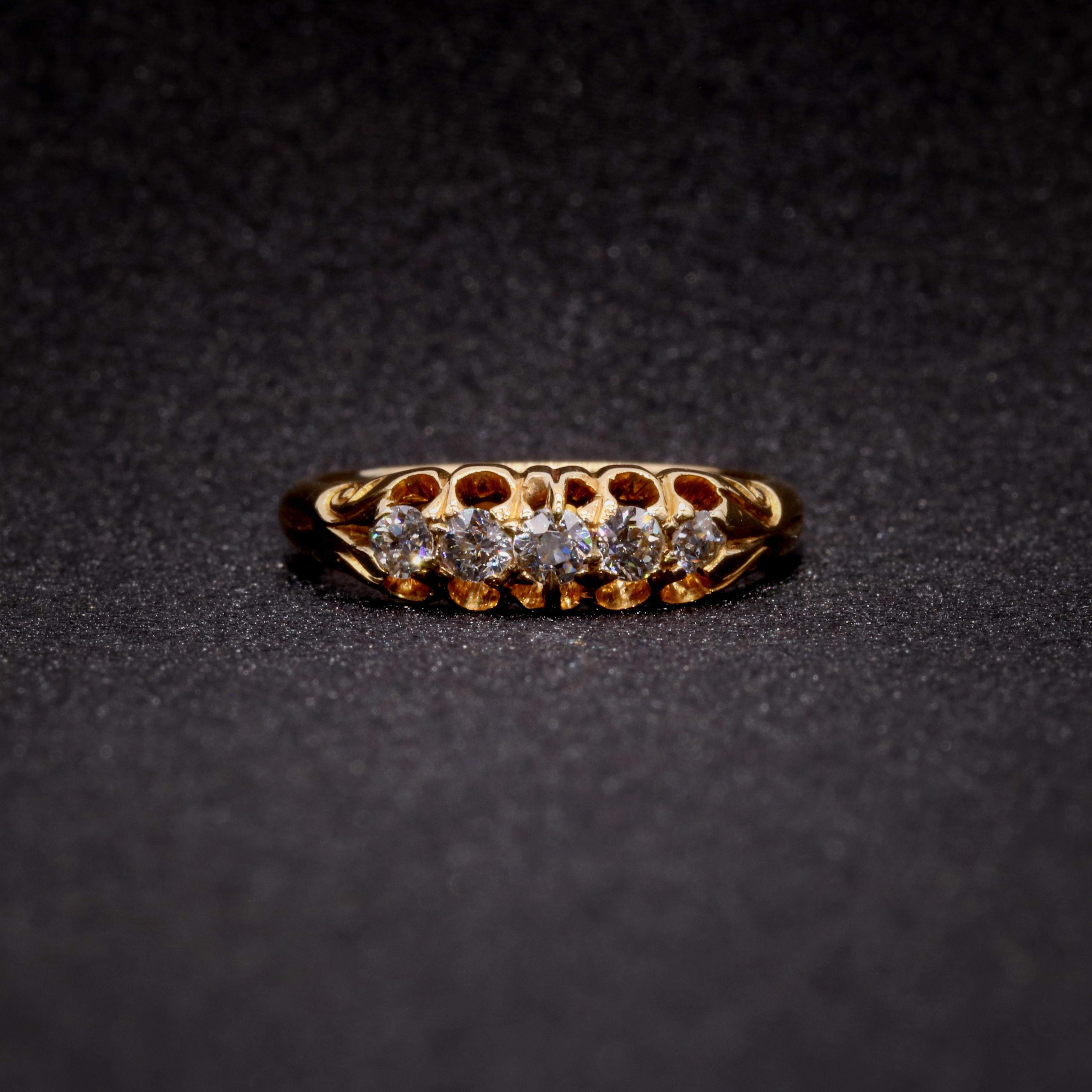 Bague ancienne en or jaune et diamants, comprenant cinq diamants de taille européenne ancienne, en or jaune 18 carats. 

Ce que je préfère dans cette bague à 5 pierres en or jaune ancien, ce sont les diamants étincelants. Quel est le vôtre ?