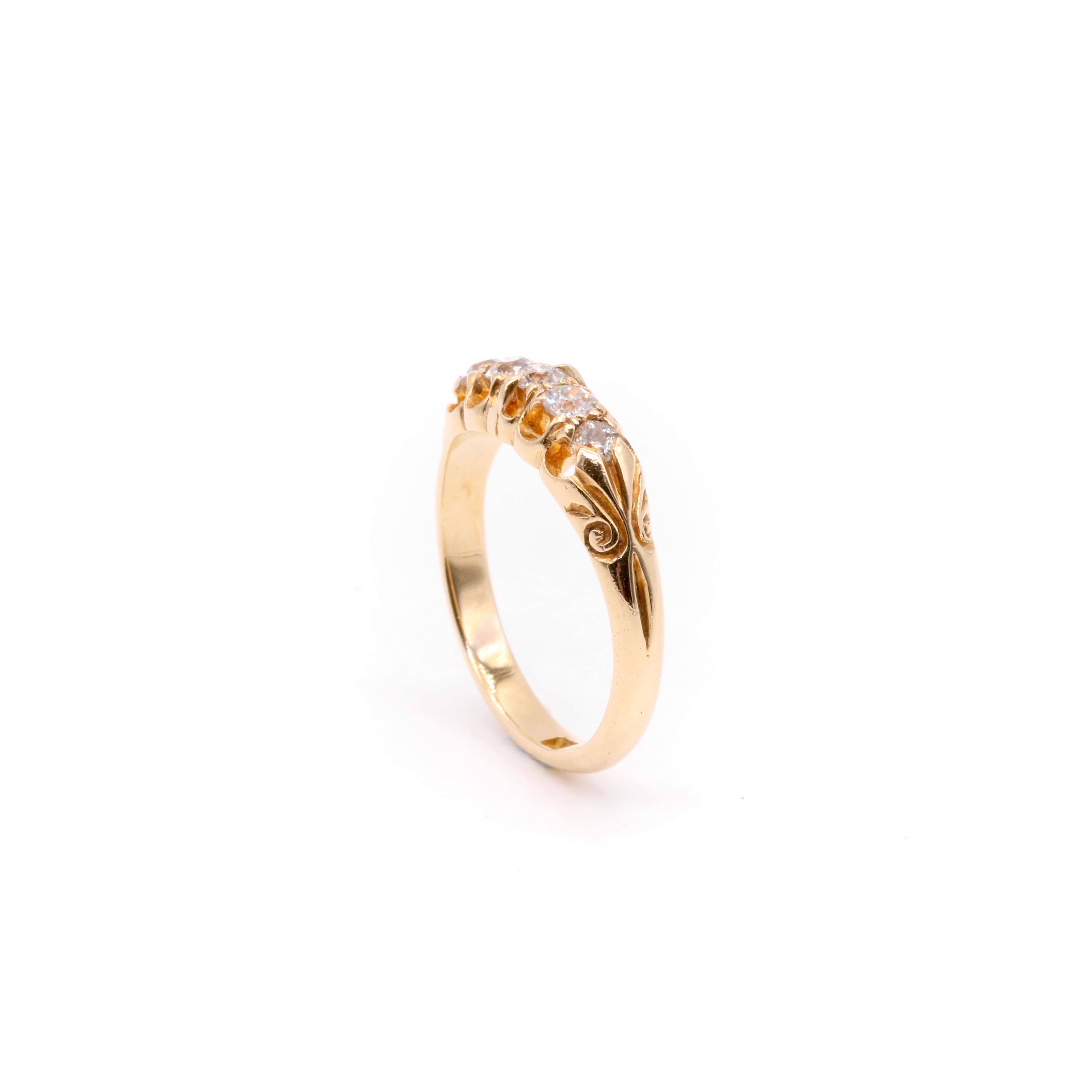 Bague ancienne en or jaune 18 carats 0,42ctw Old Cut Diamond 5 Stone Ring en vente 1