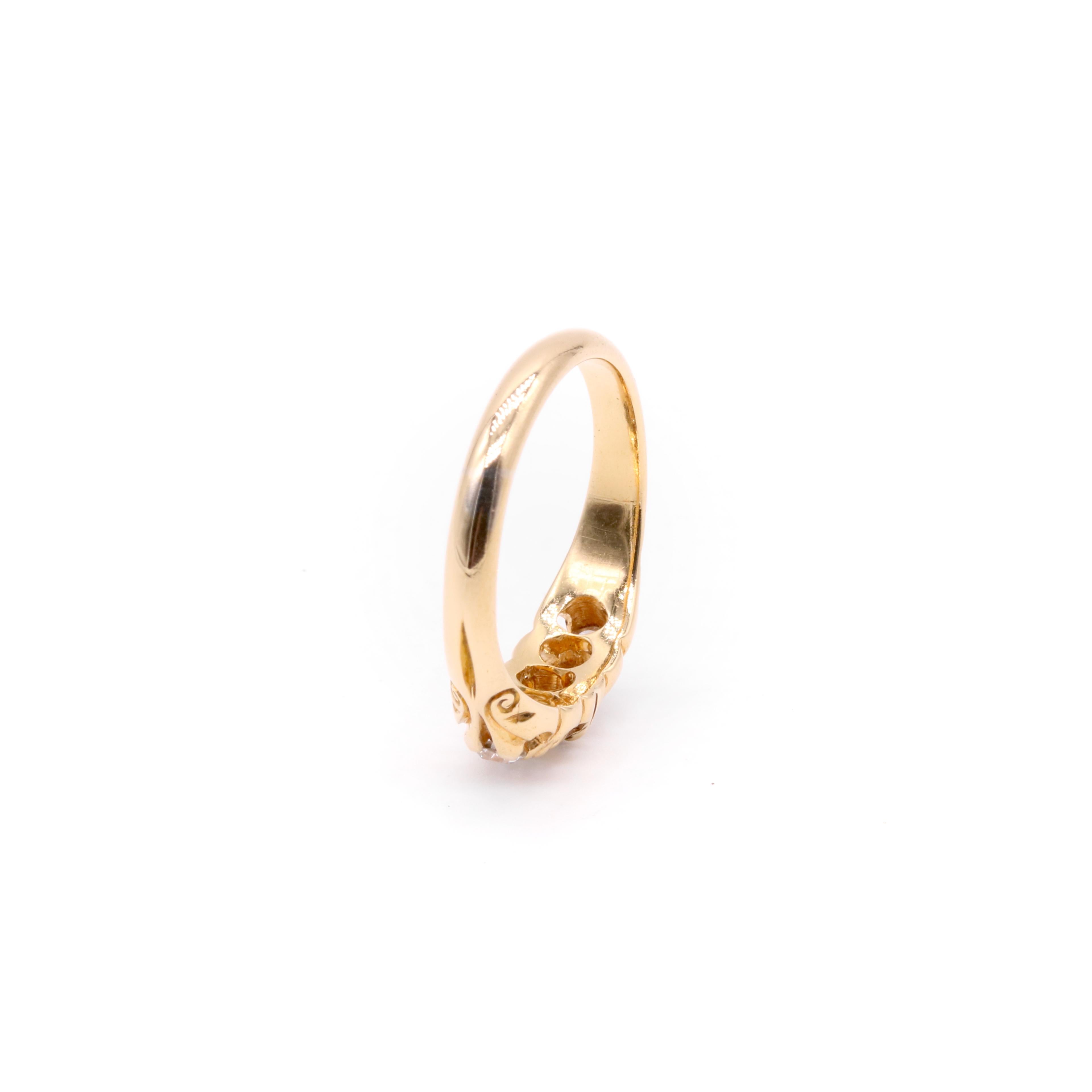 Bague ancienne en or jaune 18 carats 0,42ctw Old Cut Diamond 5 Stone Ring en vente 2