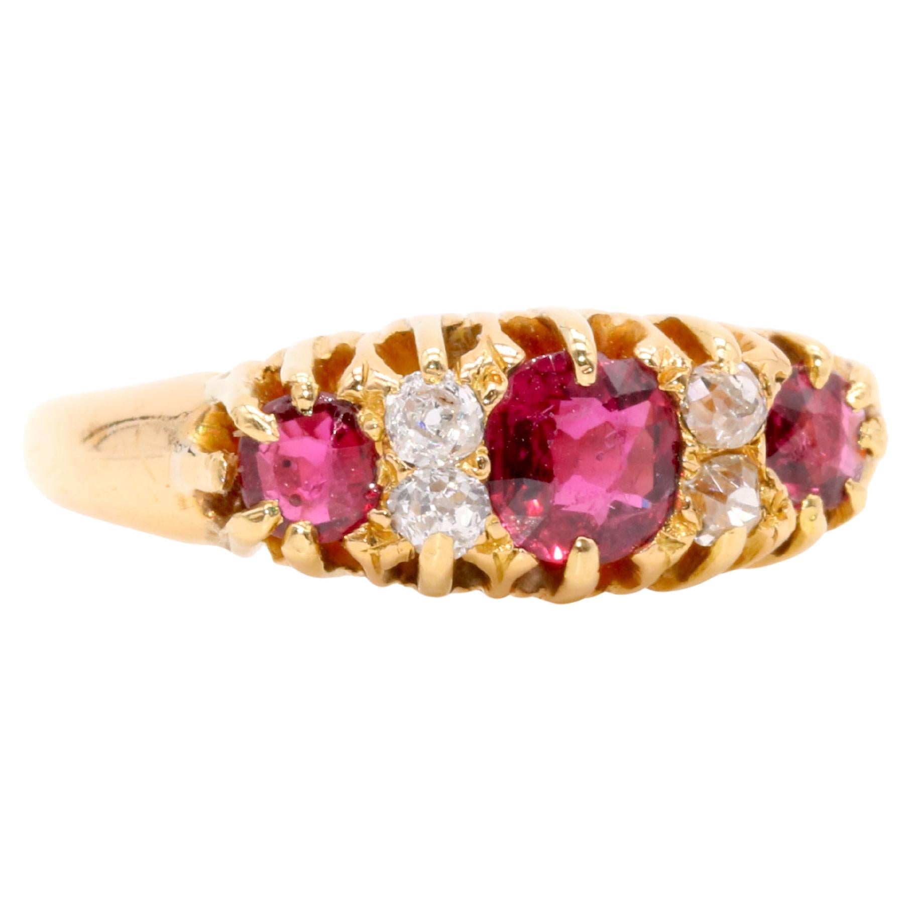 Bague ancienne en or jaune 18 carats 0.94tgw rubis et diamant 7 pierres