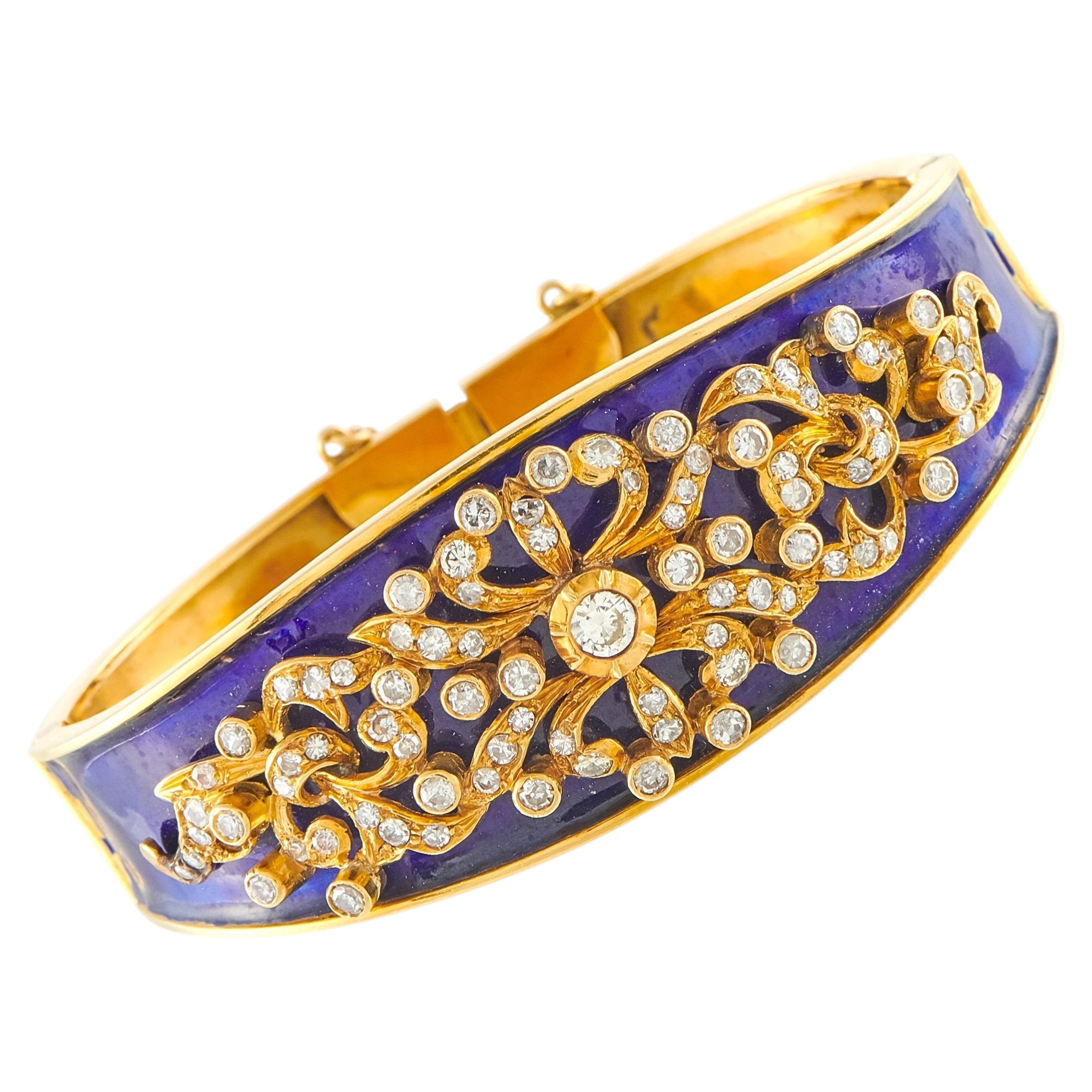 Bracciale rigido antico in oro giallo 18 carati con diamanti per un totale di 2,59 carati e smalto blu