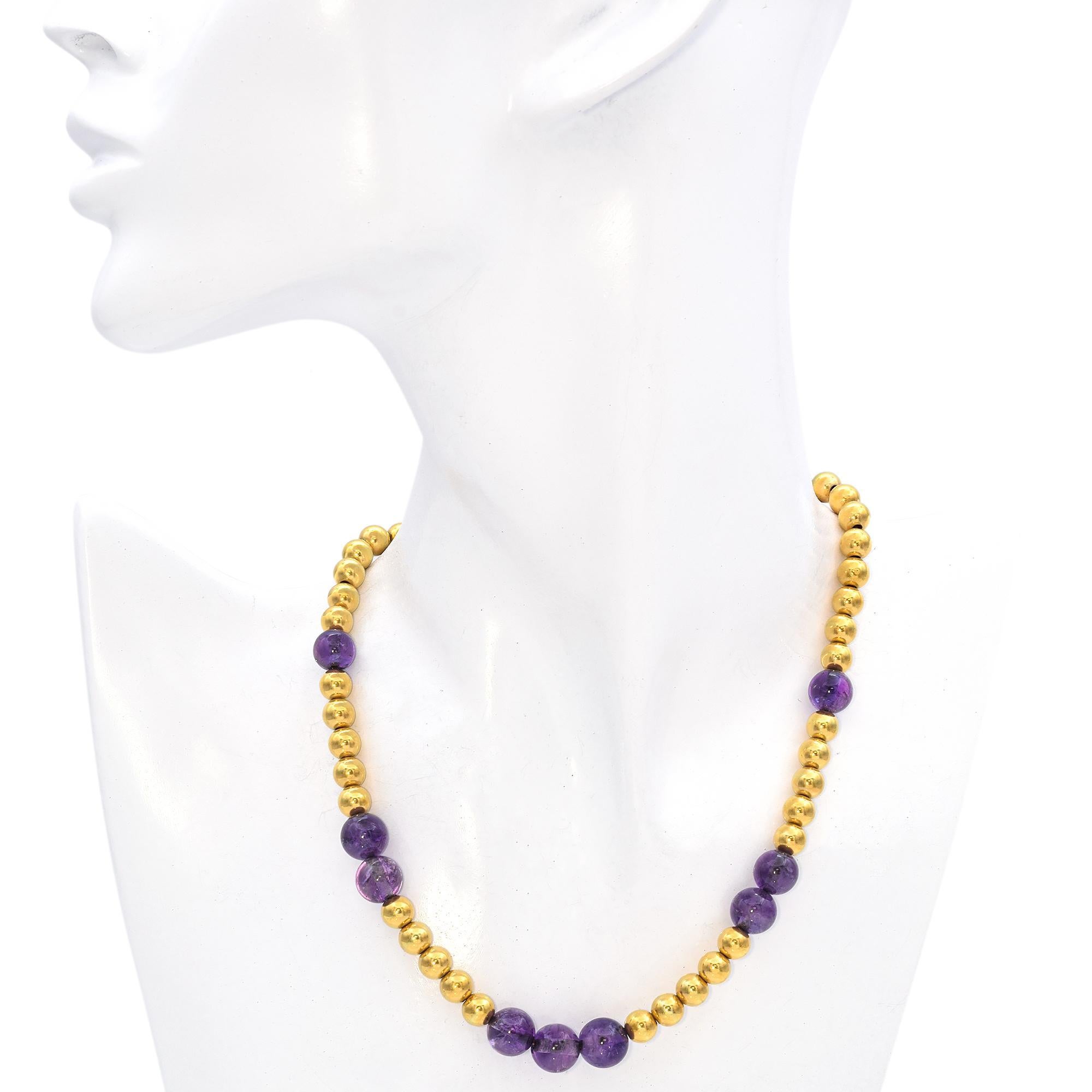 Questa splendida collana di perline realizzata in oro giallo 18 carati presenta una serie di perline d'oro lucido intervallate da vibranti perline di ametista viola. Le perle di ametista sono tagliate con maestria e mettono in risalto il loro colore