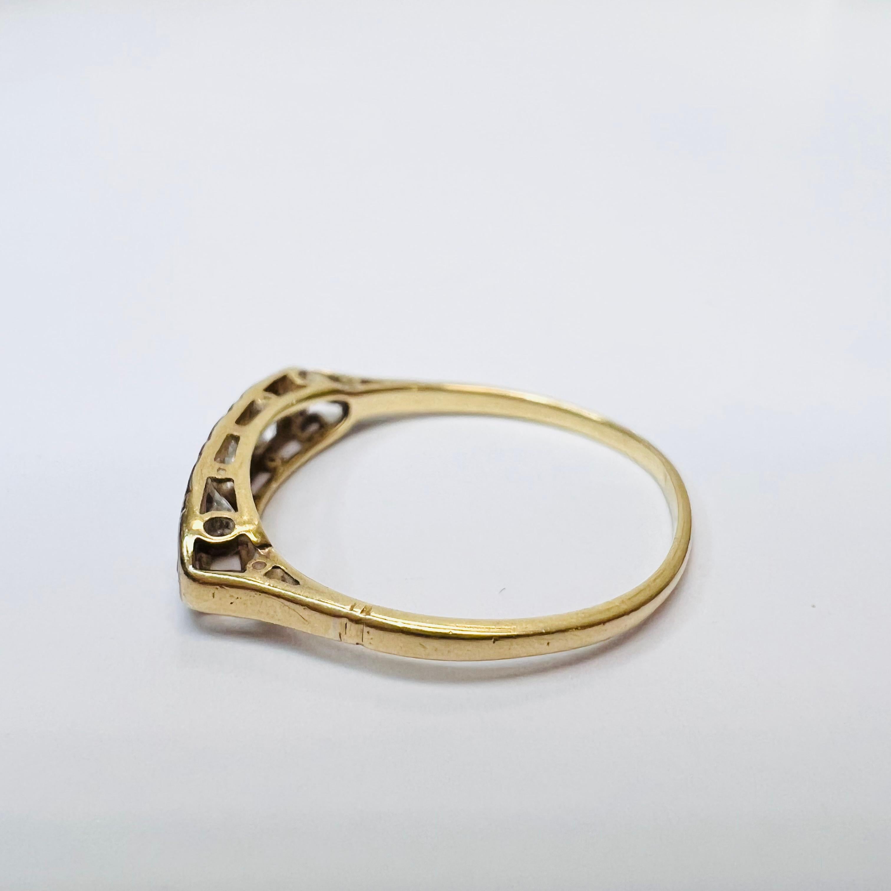 Vorstellen einer,

Ein antiker Ring mit eingefassten Diamanten auf einem Ringband aus Platin und 18 Karat Gelbgold.

Die Diamanten sind natürliche und in der Erde abgebaute Steine.

Die Diamanten sind etwa .45CTW

Der Ring ist 17x4mm breit, 3.5mm