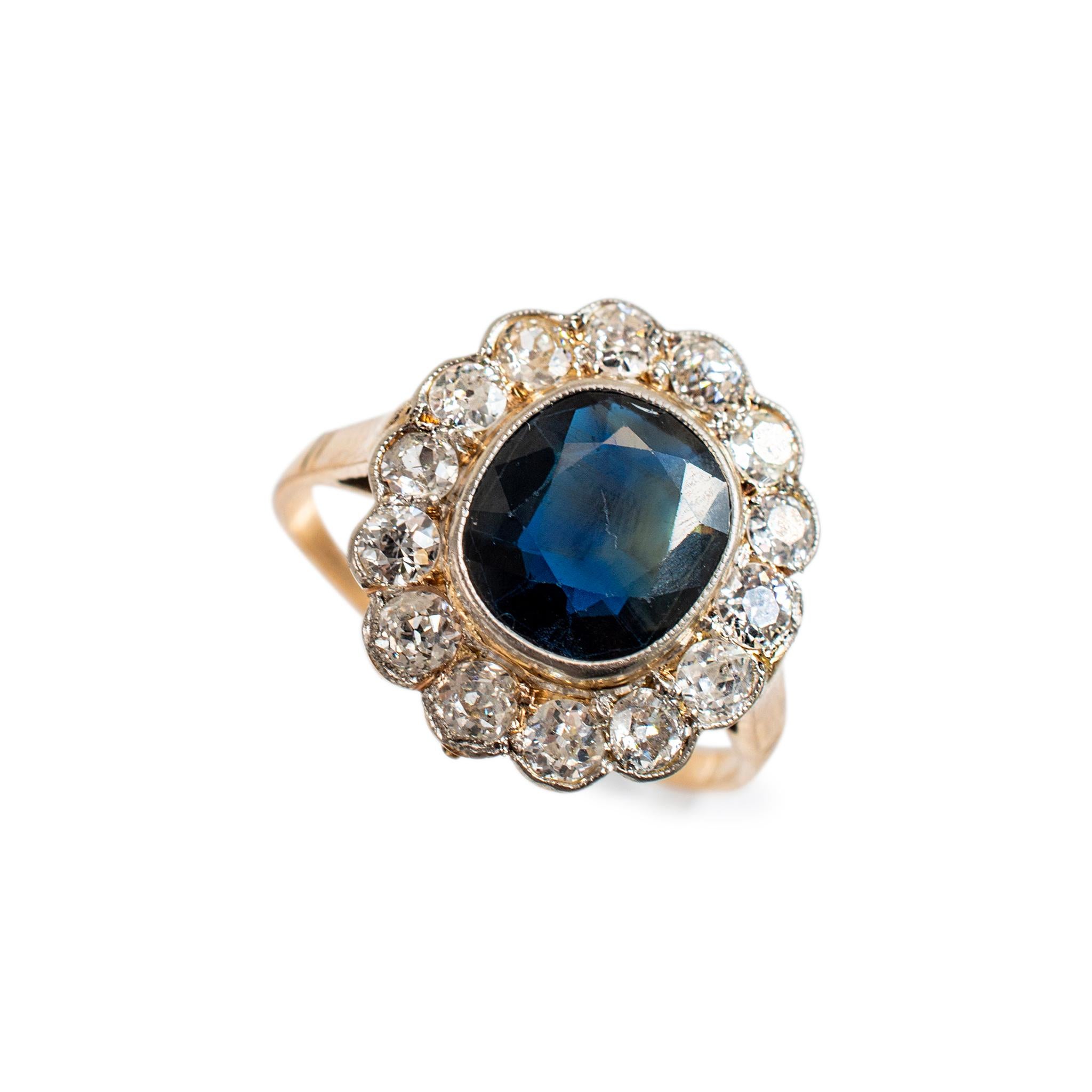 Genre : Mesdames

Type de métal : Or jaune 18K

Taille de lla bague : 6

Poids : 2,83 grammes

Bague de cocktail en or jaune 18 carats, ornée d'un halo de diamants et de saphirs, avec une tige demi-ronde. Le métal a été testé et il a été déterminé