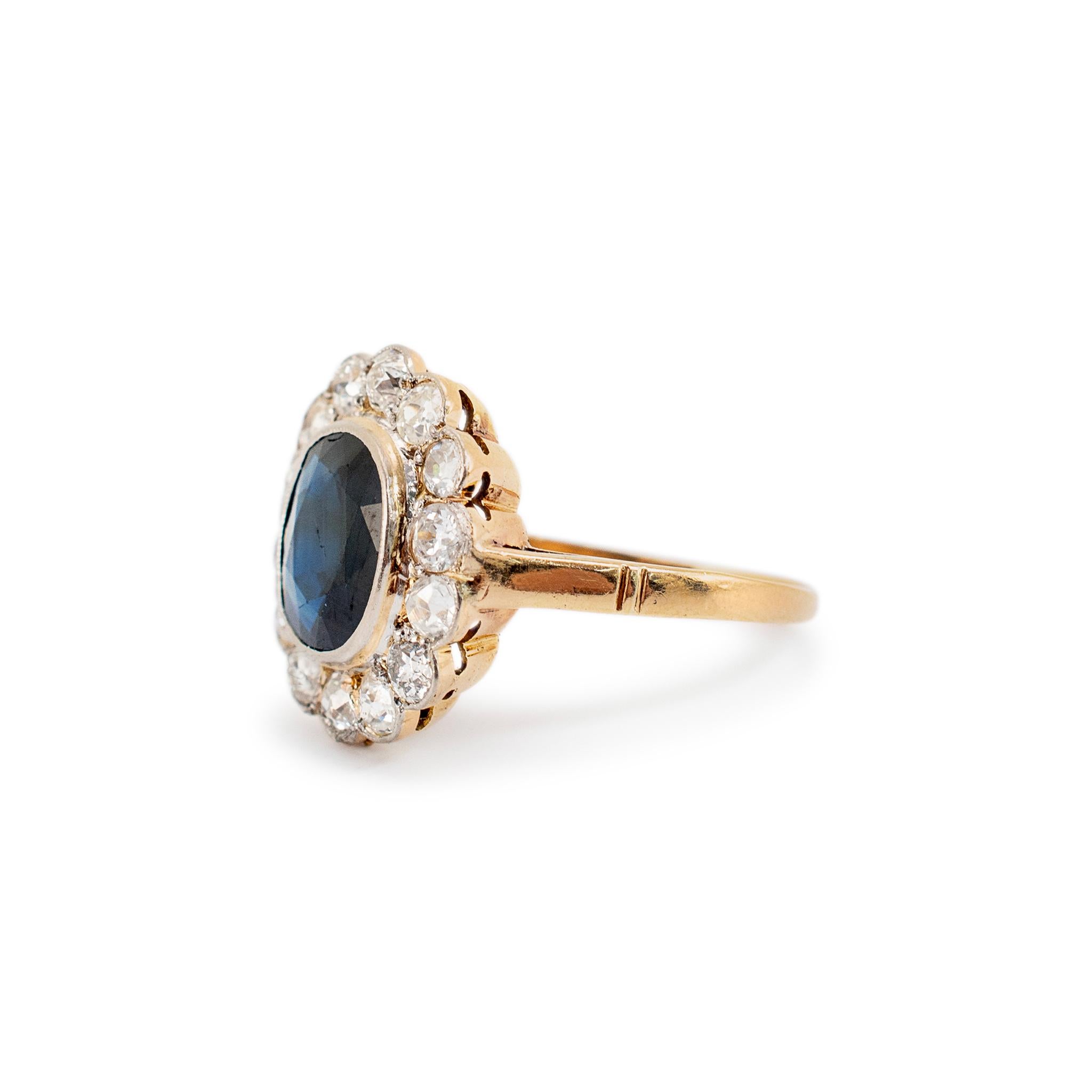 Taille ovale Bague cocktail ancienne en or jaune 18 carats, saphir australien et diamant européen ancien en vente