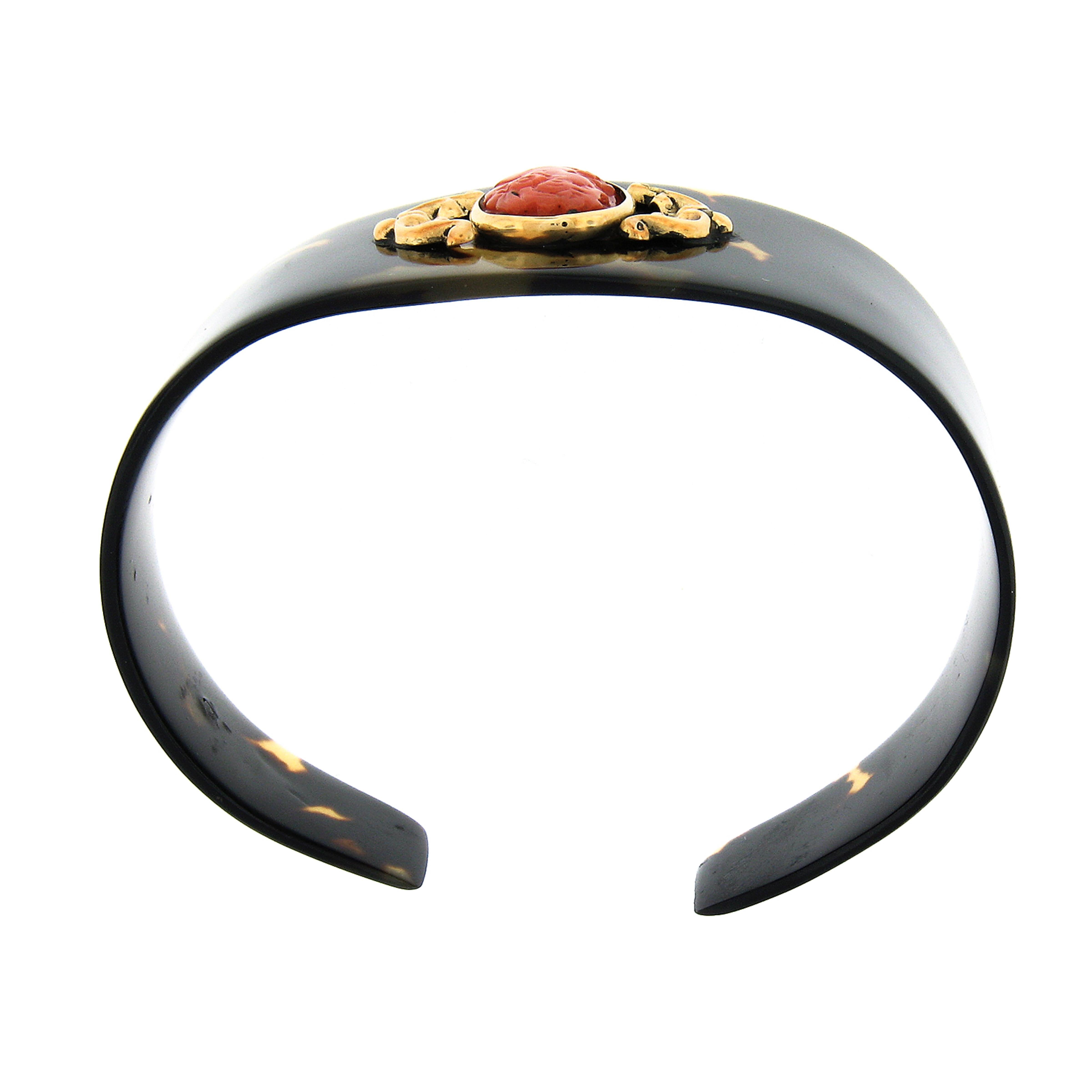 Bracelet manchette large ancien en or jaune 18 carats avec chaton en corail sculpté et pierre noire au centre en vente 1