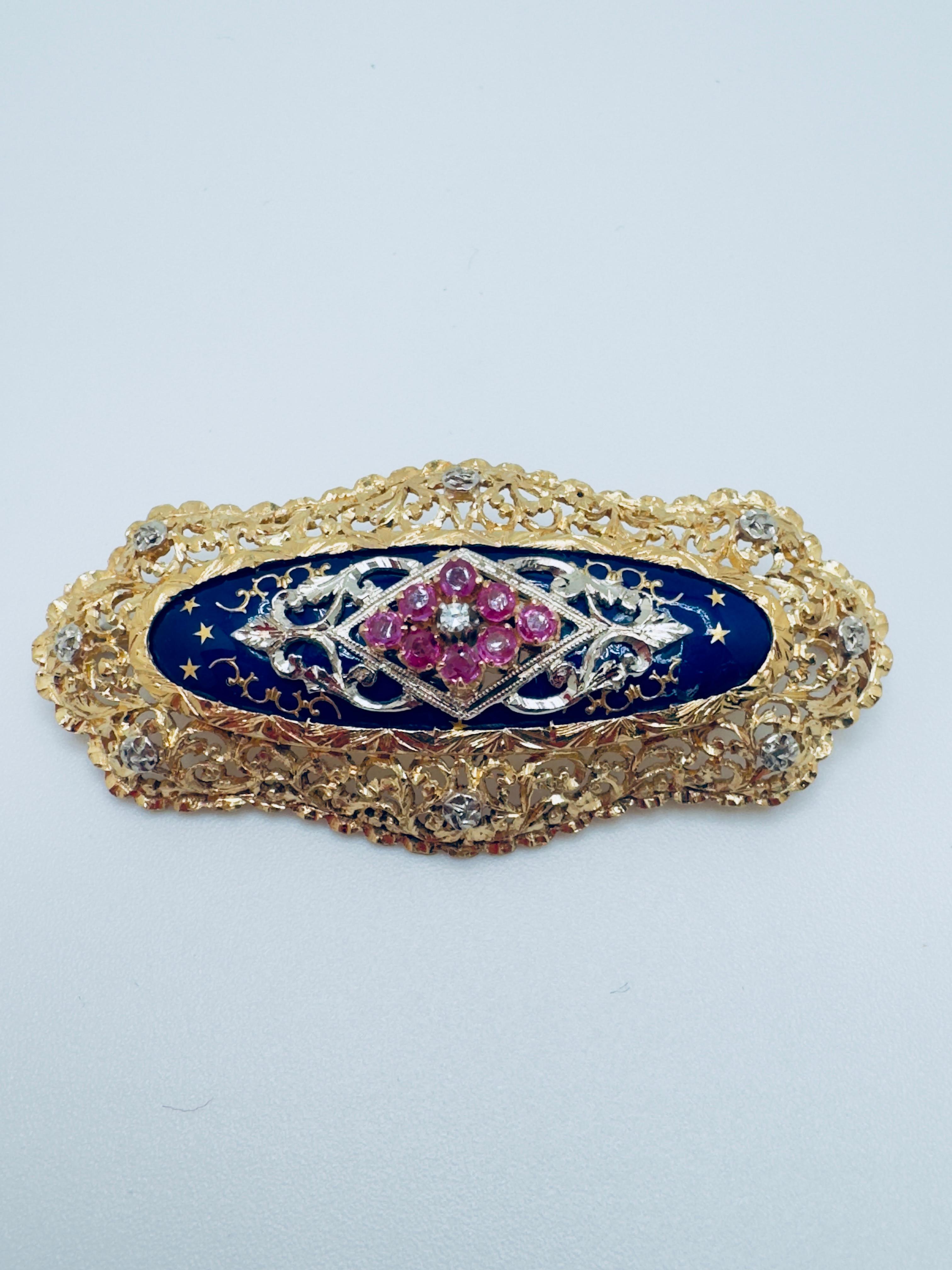 Este broche antiguo está maravillosamente hecho a mano en oro amarillo de 18 quilates y muestra un delicado diseño de filigrana acentuado con ricos detalles de esmalte azul. Con unas medidas aproximadas de 35,0 mm de largo por 23,5 mm de ancho,