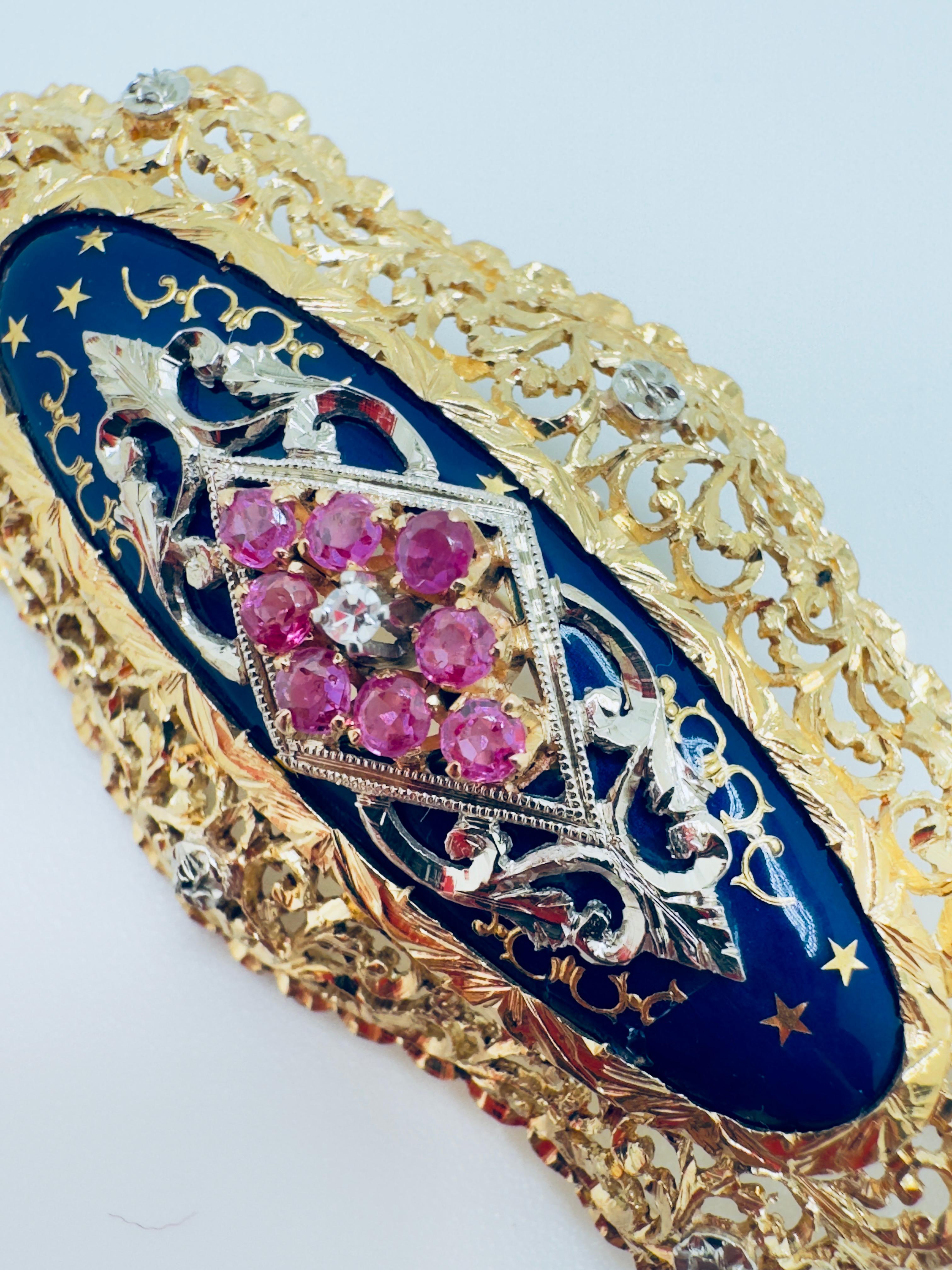 Broche antiguo de oro amarillo de 18 quilates de filigrana de esmalte azul con rubíes y diamantes Art Decó en venta