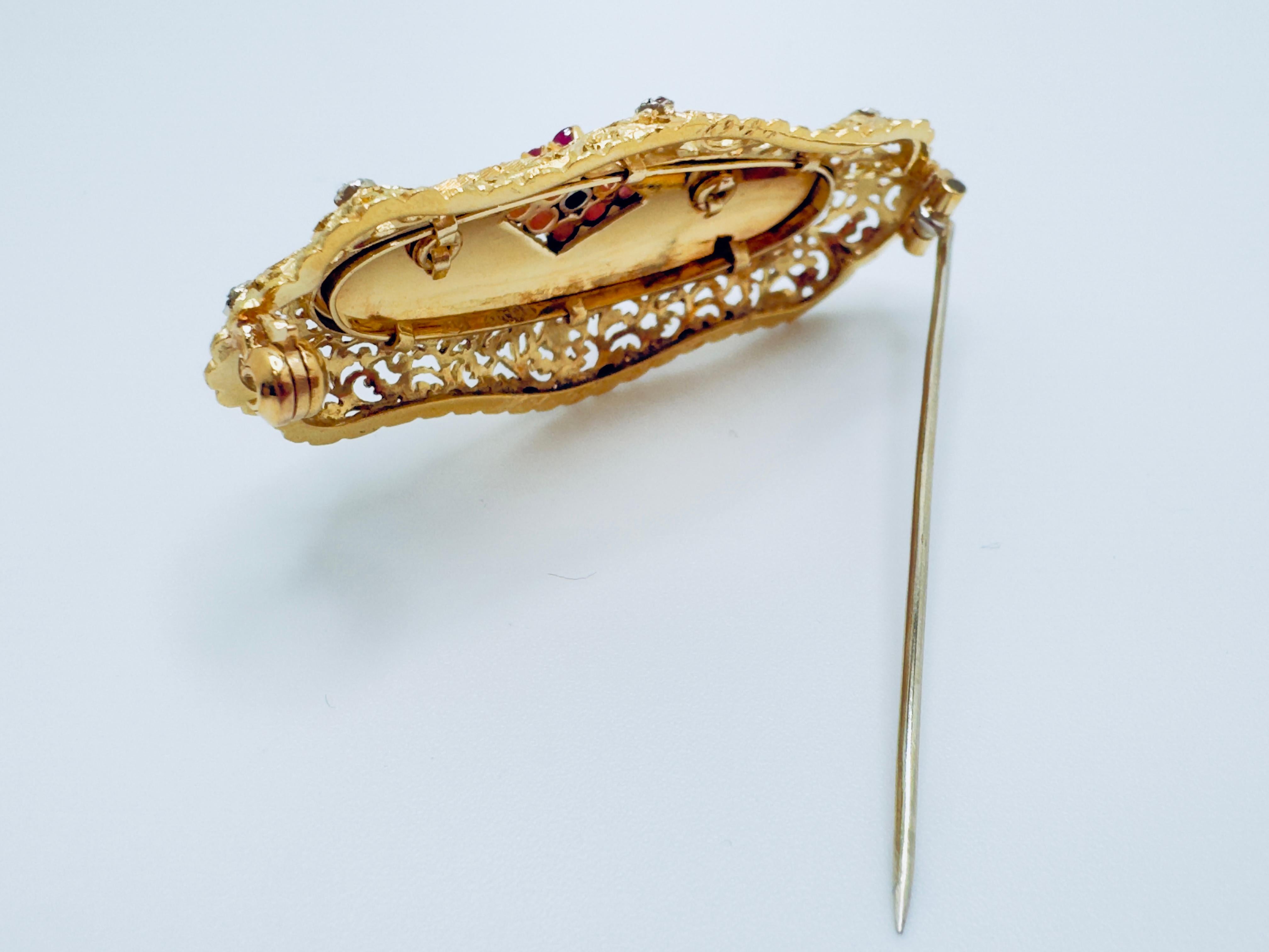 Broche antiguo de oro amarillo de 18 quilates de filigrana de esmalte azul con rubíes y diamantes en Bueno estado para la venta en Palm Desert, CA