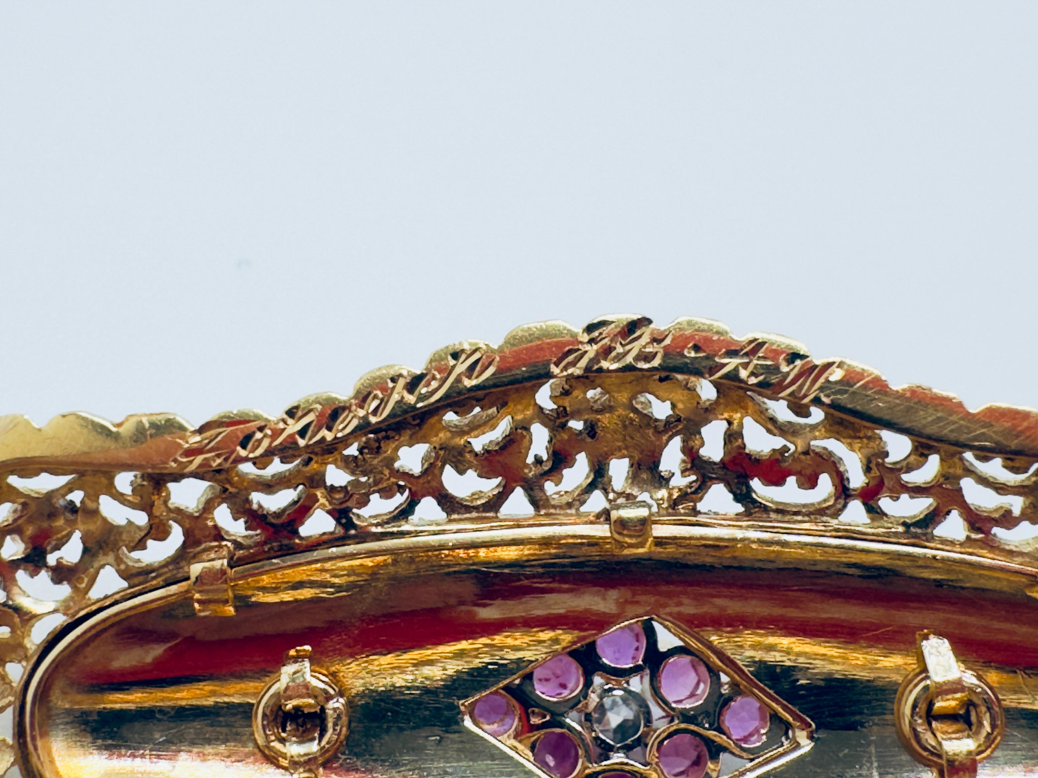 Broche antiguo de oro amarillo de 18 quilates de filigrana de esmalte azul con rubíes y diamantes en venta 1
