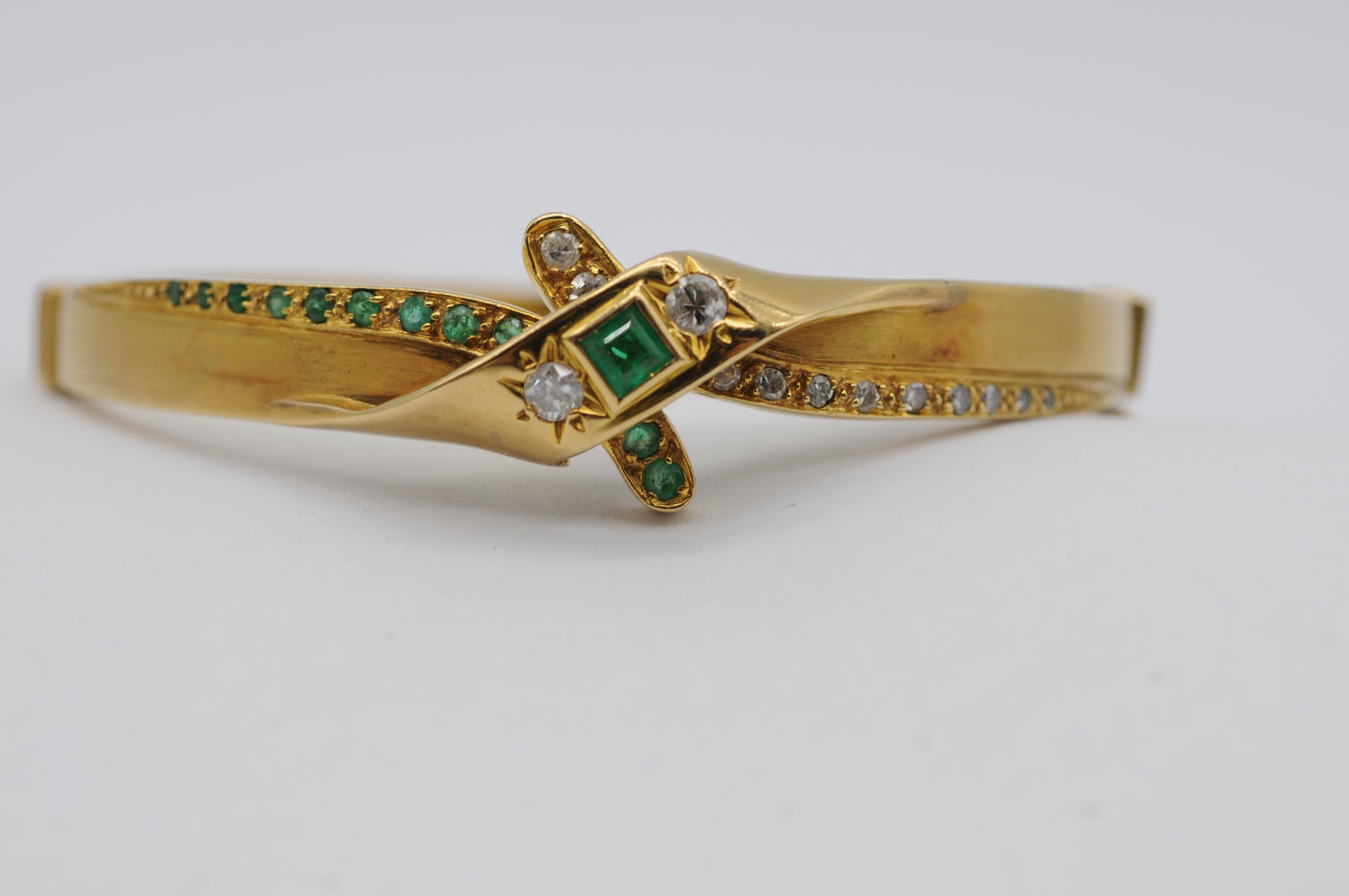 Antique 18k Yellow Gold Bracelet with 12 Emeralds (0.40ct) & 14 Diamonds In Good Condition For Sale In Berlin, BE