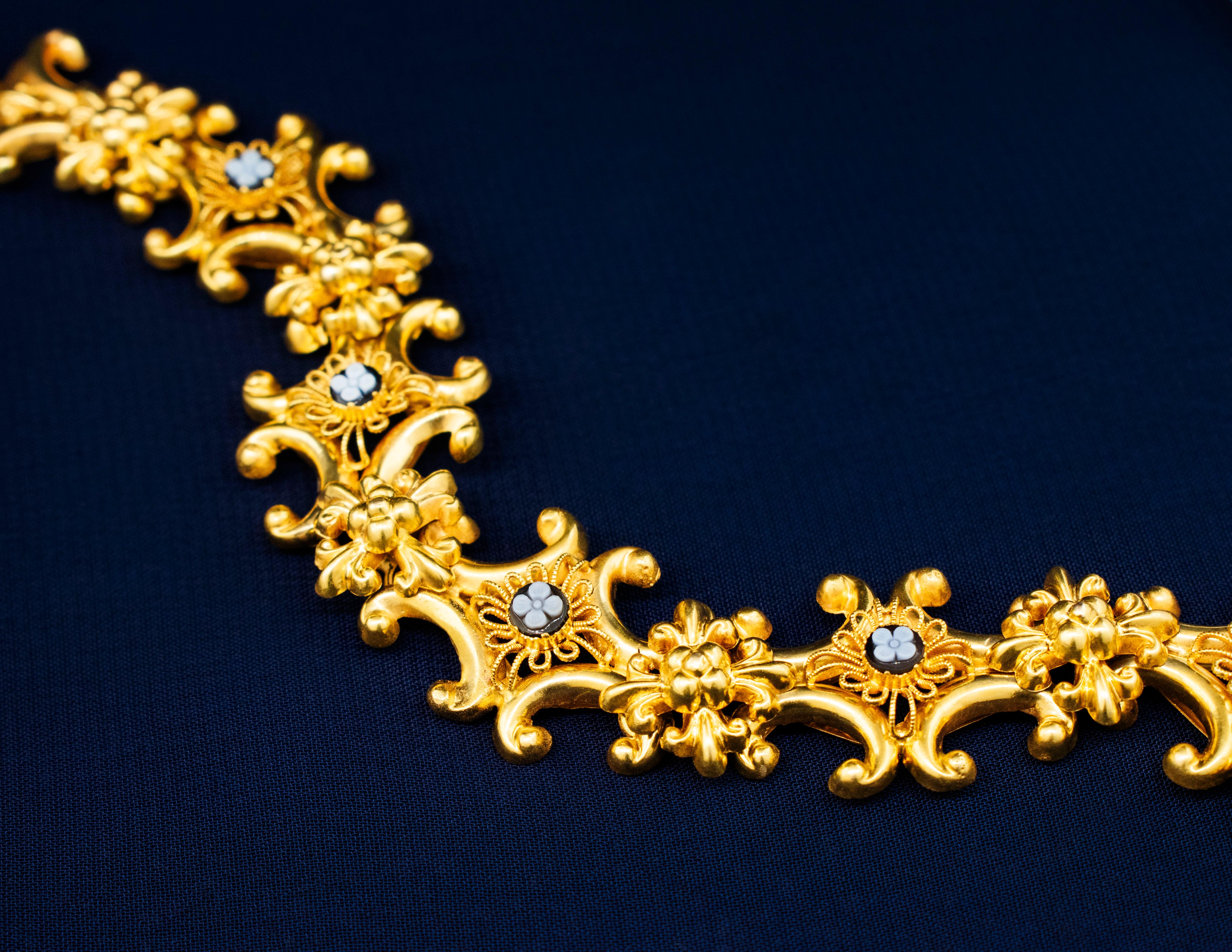 Antique 18K Yellow Gold Bracelet with Carved Onyx Cameo Flowers In Good Condition For Sale In Boone, NC