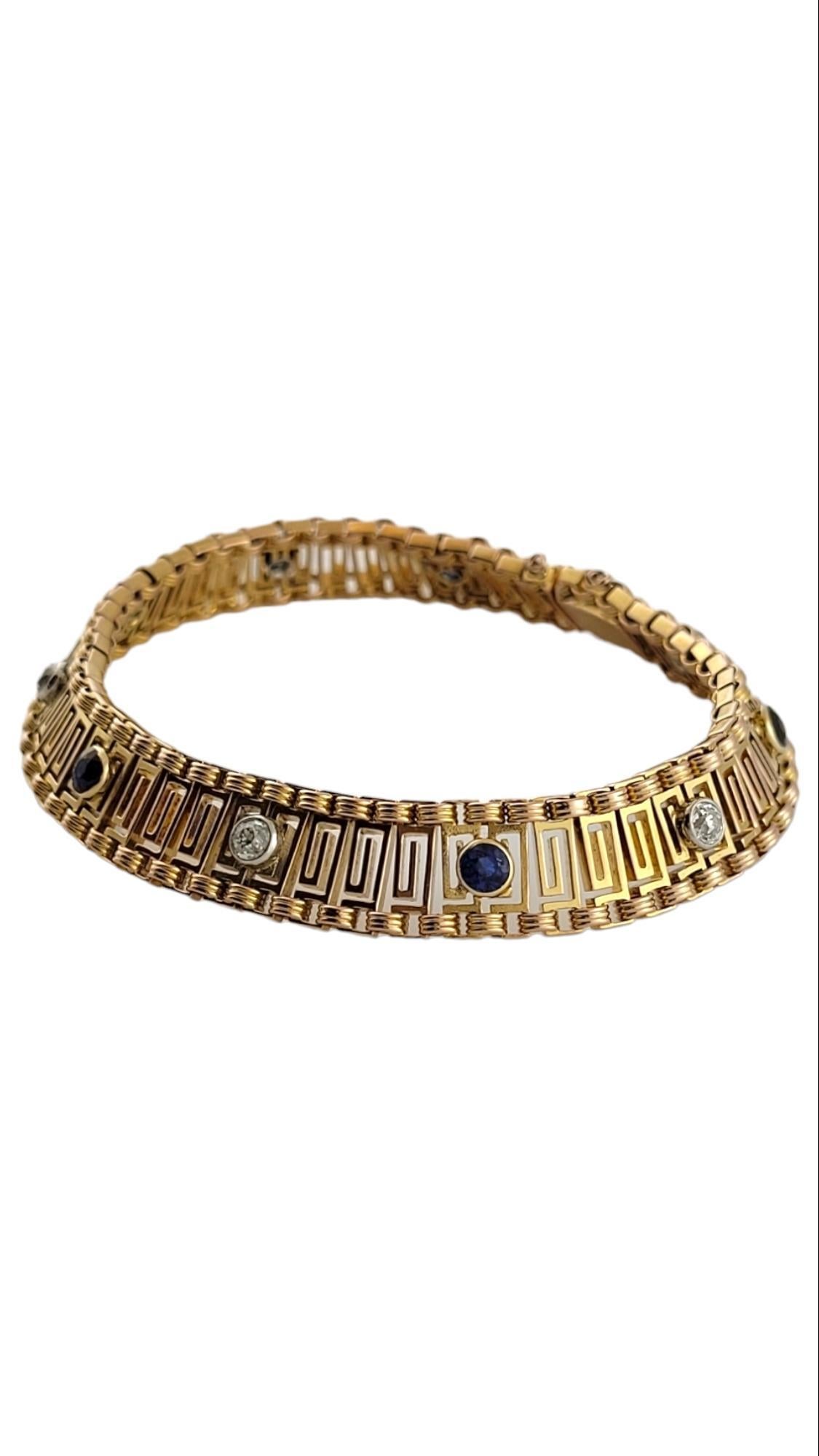  Antikes Armband aus 18K Gelbgold mit Diamanten

Dieses wunderschöne antike Armband ist aus 18K Gelbgold mit 5 funkelnden Diamanten im Minenschliff und 5 schönen blauen Steinen gefertigt!

Ungefähres Gesamtgewicht der Diamanten: 0,50 Karat

Farbe