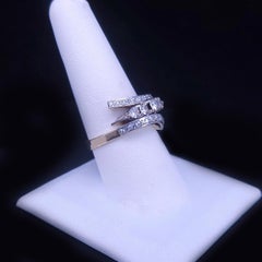 Antiker Ring aus 18 Karat Gelbgold mit Diamanten im „Embrace“-Design und Bypass-Form aus der UdSSR