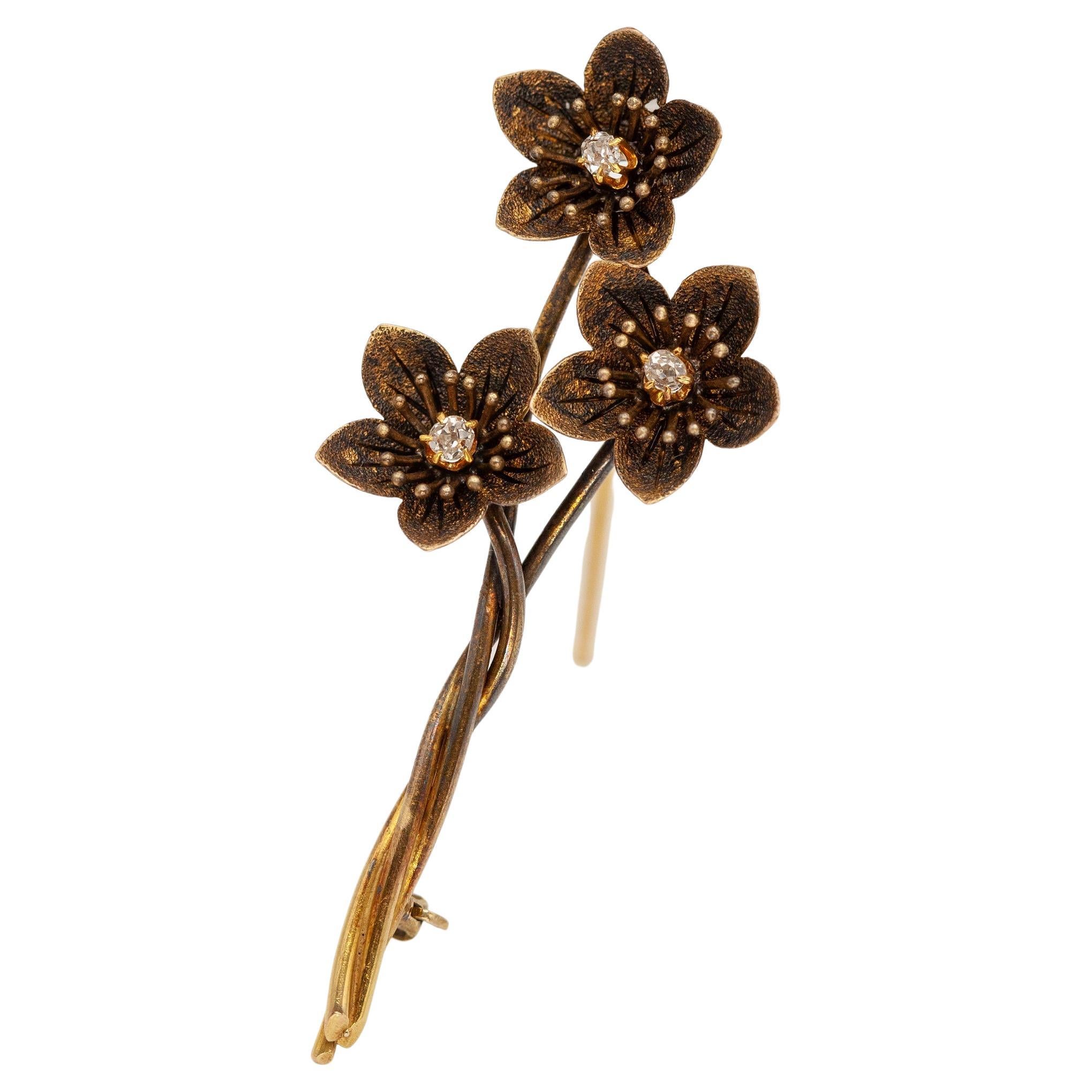 Broche fleur ancienne en or jaune 18K avec diamants circa 1900s
