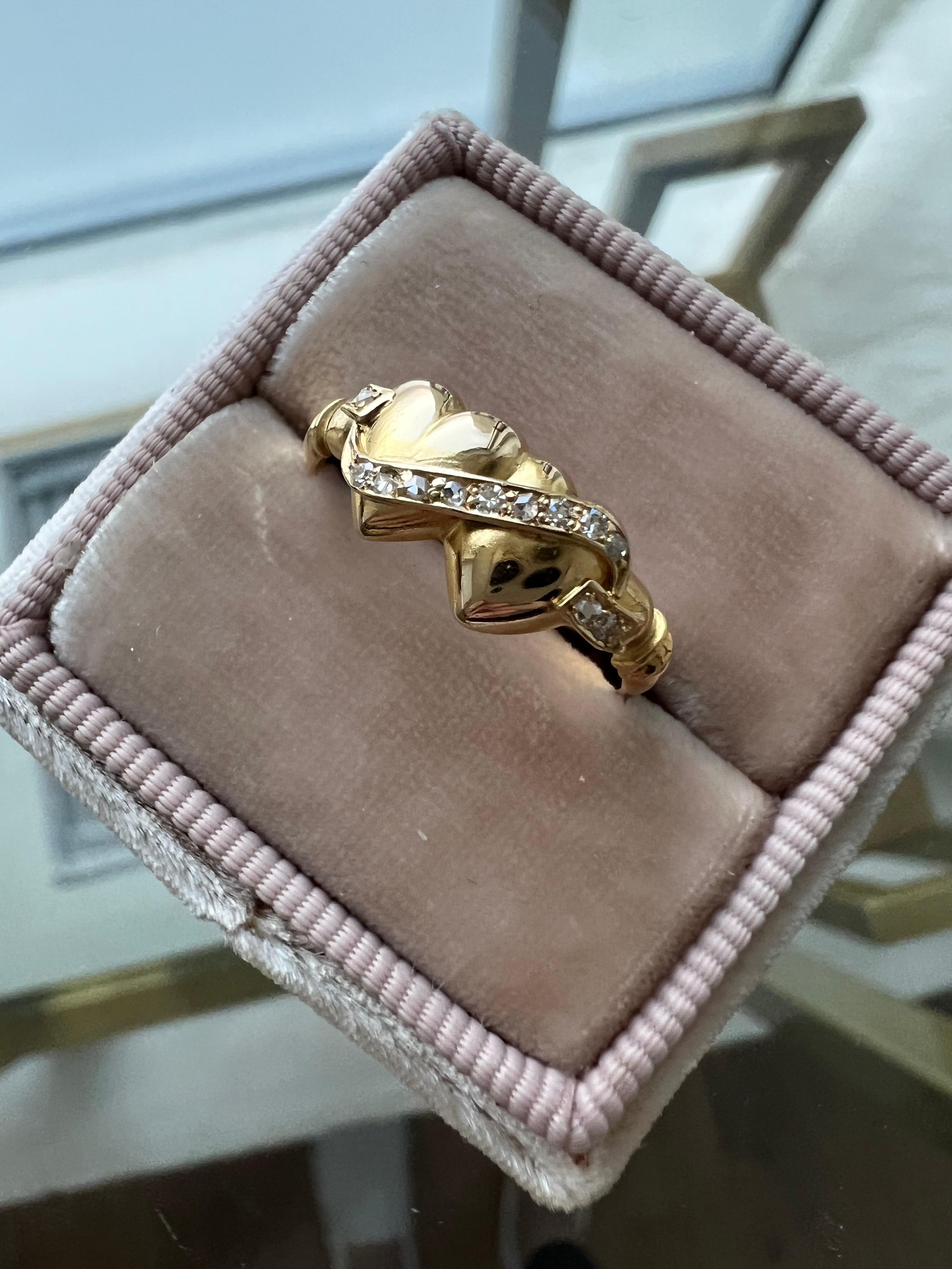 Antique 18K Yellow Gold Double Heart Diamond Ring. In Good Condition For Sale In San Francisco, CA