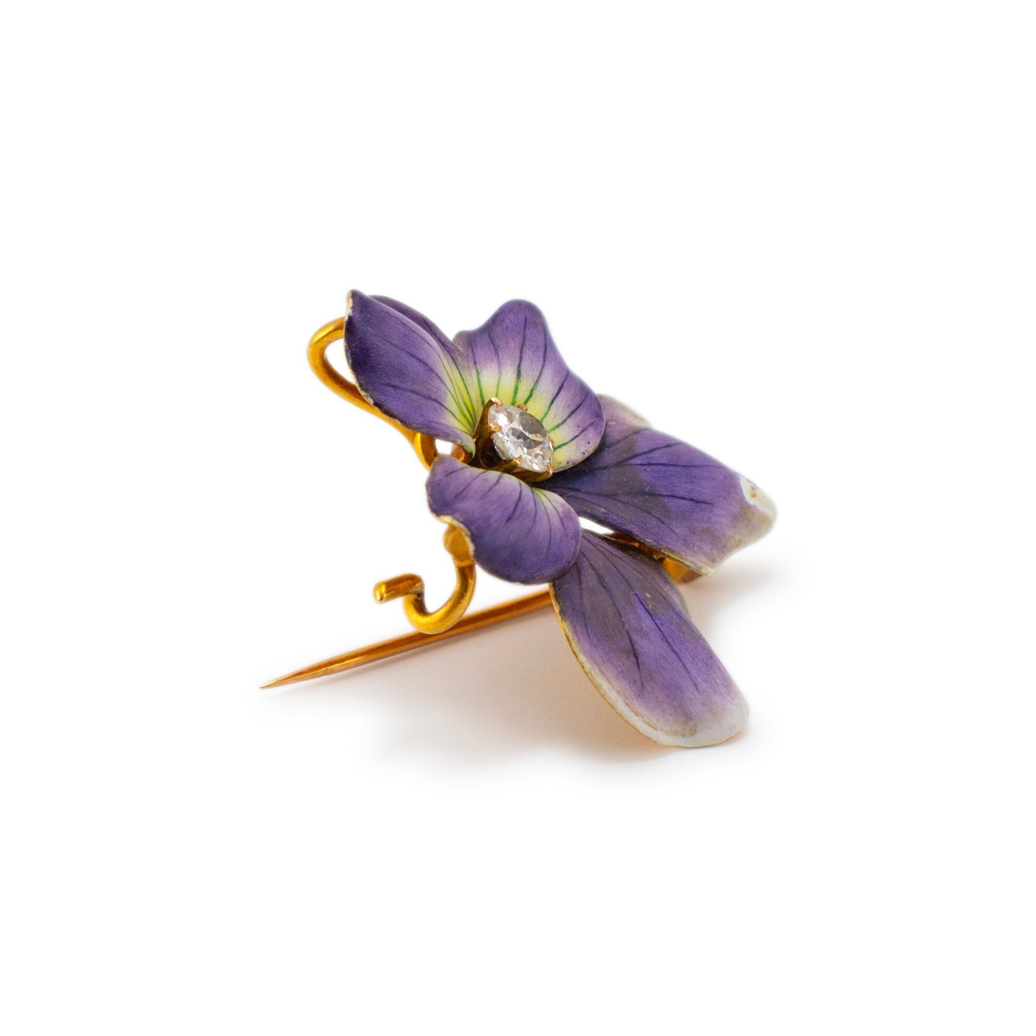Genre : Dames 

Type de métal : Or jaune 18K

Longueur : 1.00 pouces

Largeur : 0.75 pouces

Poids : 5,88 grammes

Broche ancienne en or jaune 18 carats, faite à la main par une dame, représentant une fleur et un diamant. Le métal a été testé et il