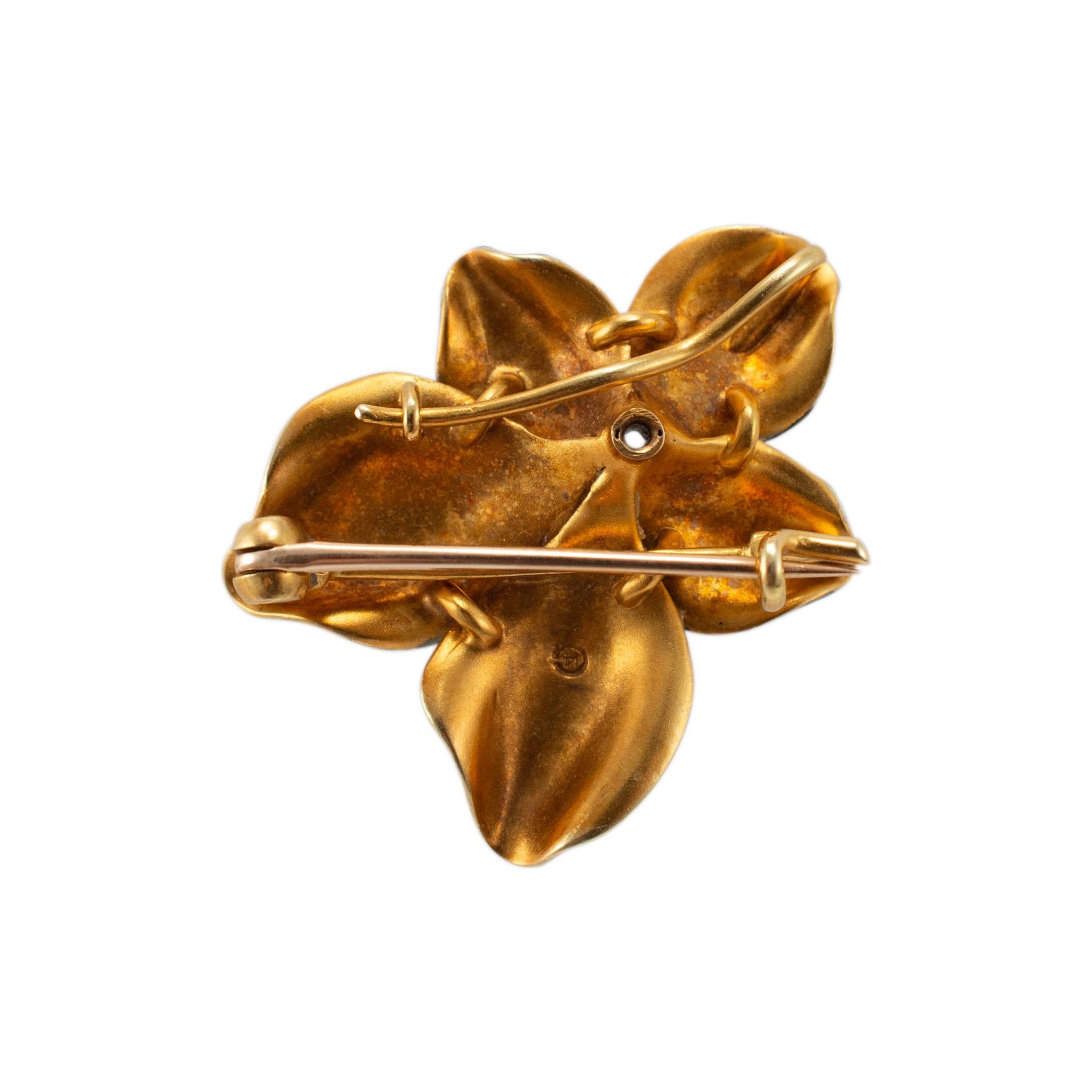 Taille vieille Europe Broche ancienne en or jaune 18 carats, émaillée et diamants violets taille vieille Europe en vente