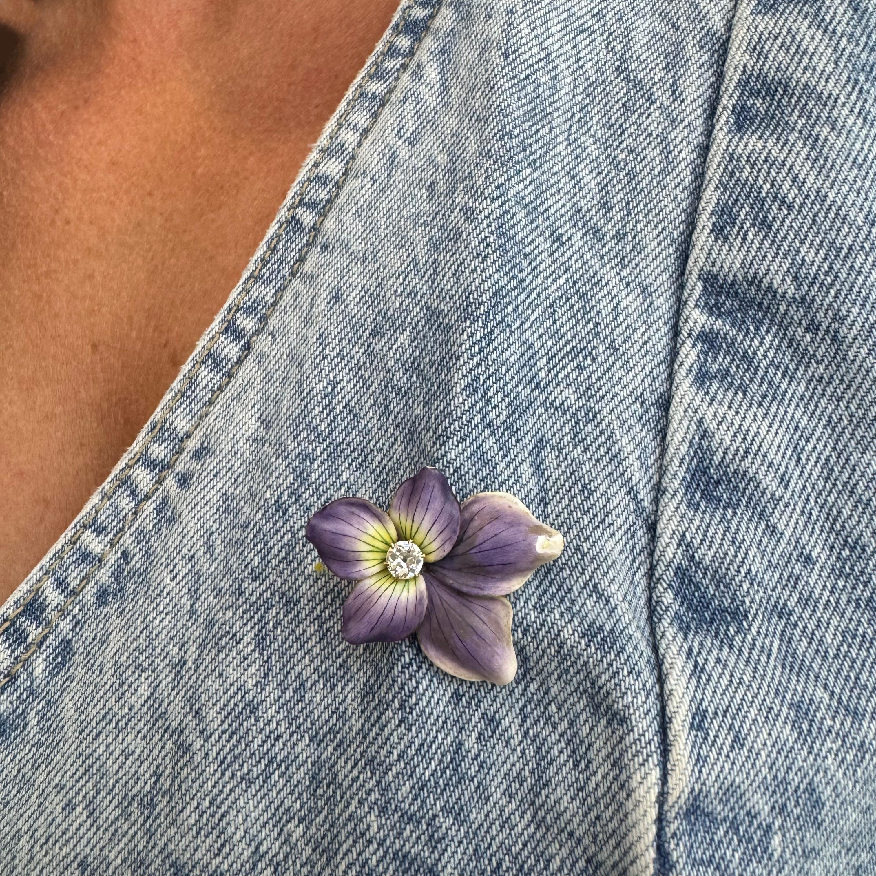 Broche ancienne en or jaune 18 carats, émaillée et diamants violets taille vieille Europe en vente 1